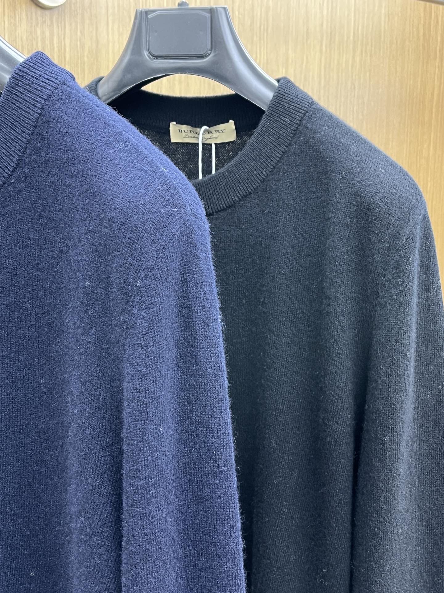 秋冬 BBR 采用羊绒羊毛混纺纱线，保暖性佳，蓬松柔软，加倍呵护肌肤，给你轻如无物的穿着感体验。高品质天