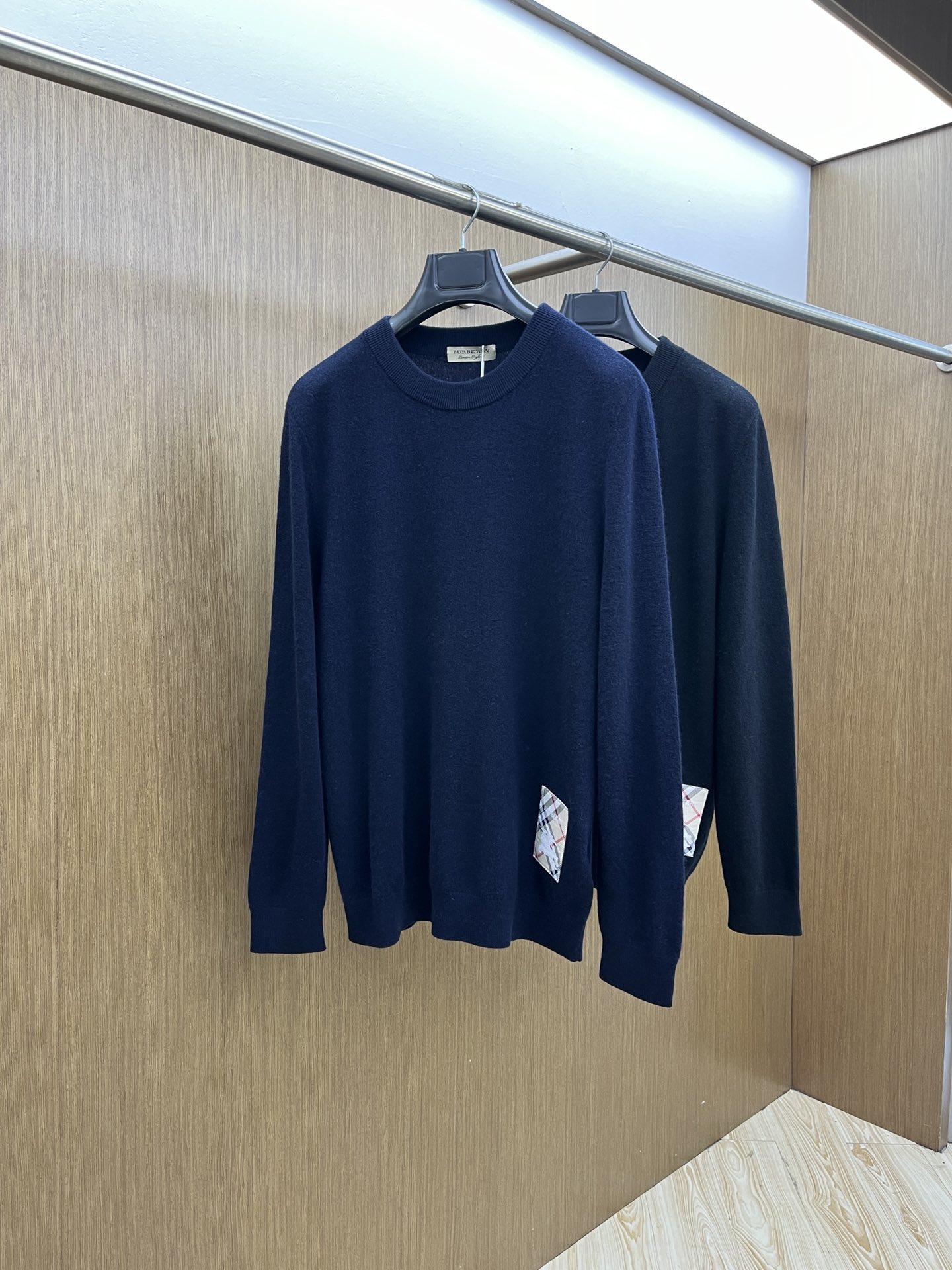 秋冬 BBR 采用羊绒羊毛混纺纱线，保暖性佳，蓬松柔软，加倍呵护肌肤，给你轻如无物的穿着感体验。高品质天