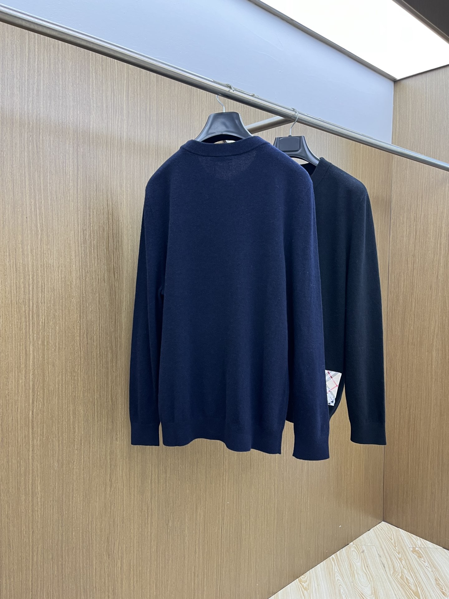 秋冬 BBR 采用羊绒羊毛混纺纱线，保暖性佳，蓬松柔软，加倍呵护肌肤，给你轻如无物的穿着感体验。高品质天