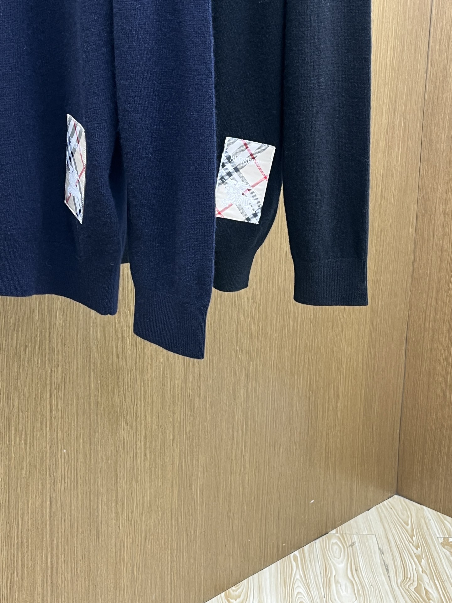 秋冬 BBR 采用羊绒羊毛混纺纱线，保暖性佳，蓬松柔软，加倍呵护肌肤，给你轻如无物的穿着感体验。高品质天