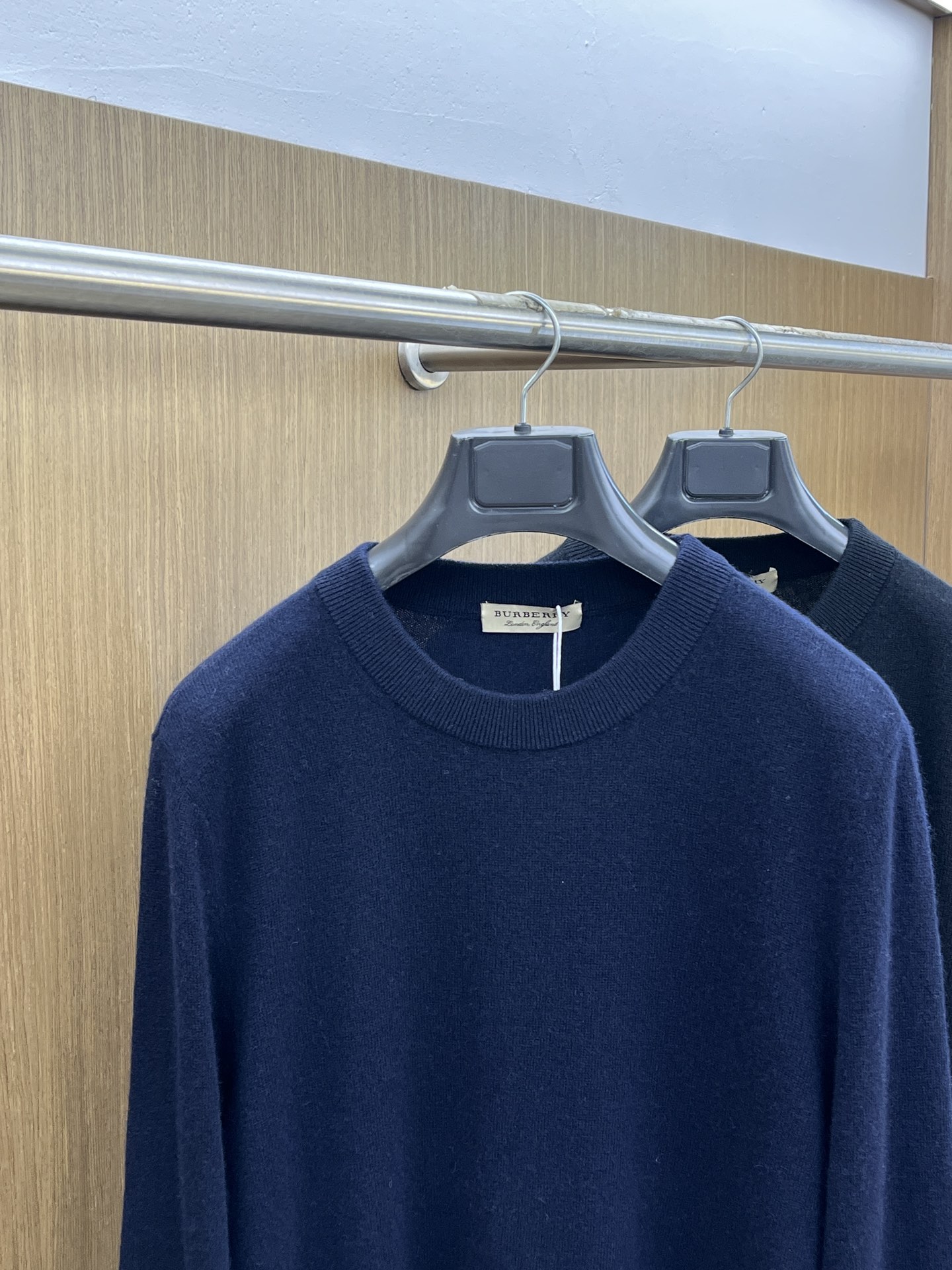 秋冬 BBR 采用羊绒羊毛混纺纱线，保暖性佳，蓬松柔软，加倍呵护肌肤，给你轻如无物的穿着感体验。高品质天