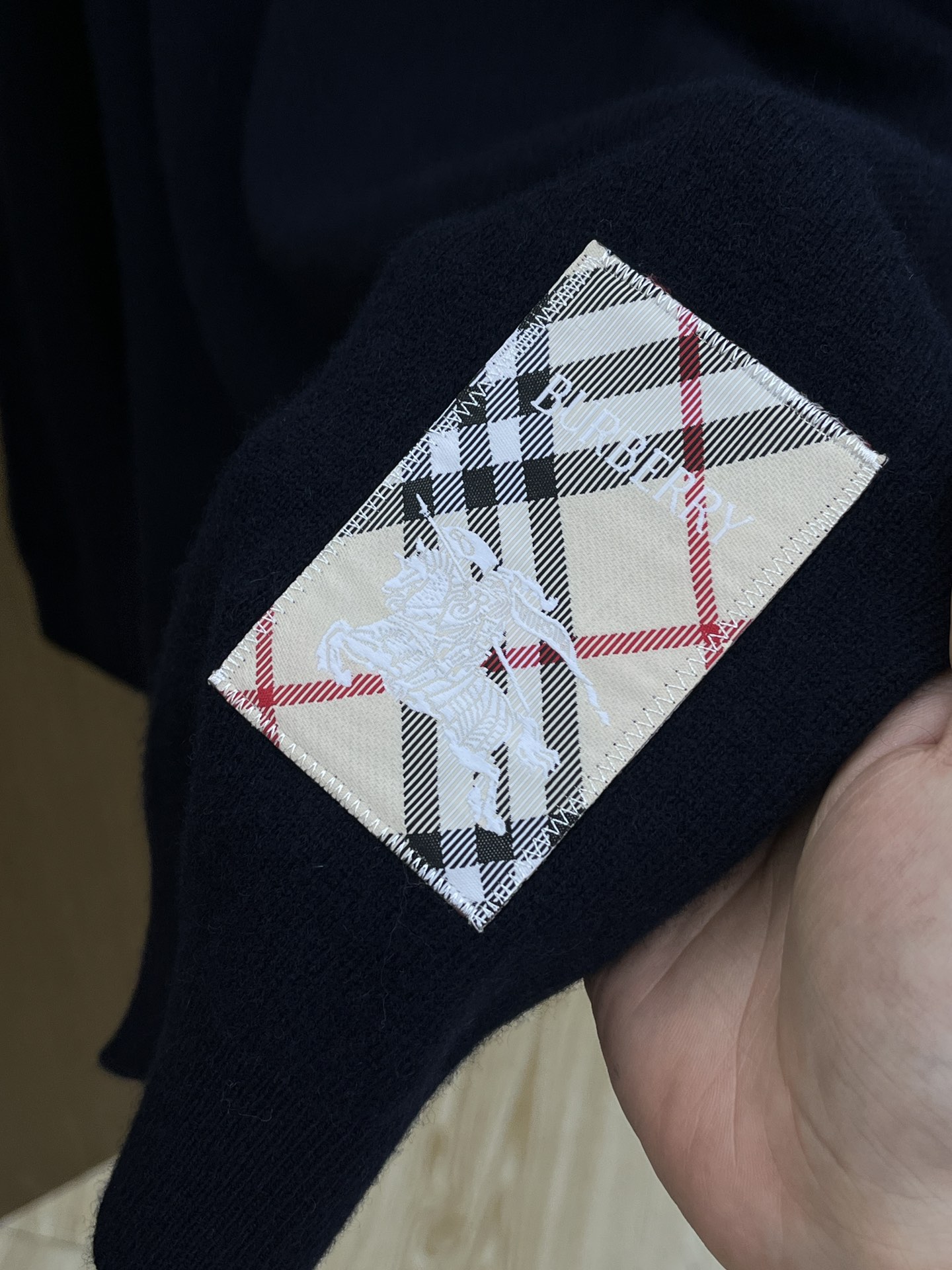 秋冬 BBR 采用羊绒羊毛混纺纱线，保暖性佳，蓬松柔软，加倍呵护肌肤，给你轻如无物的穿着感体验。高品质天