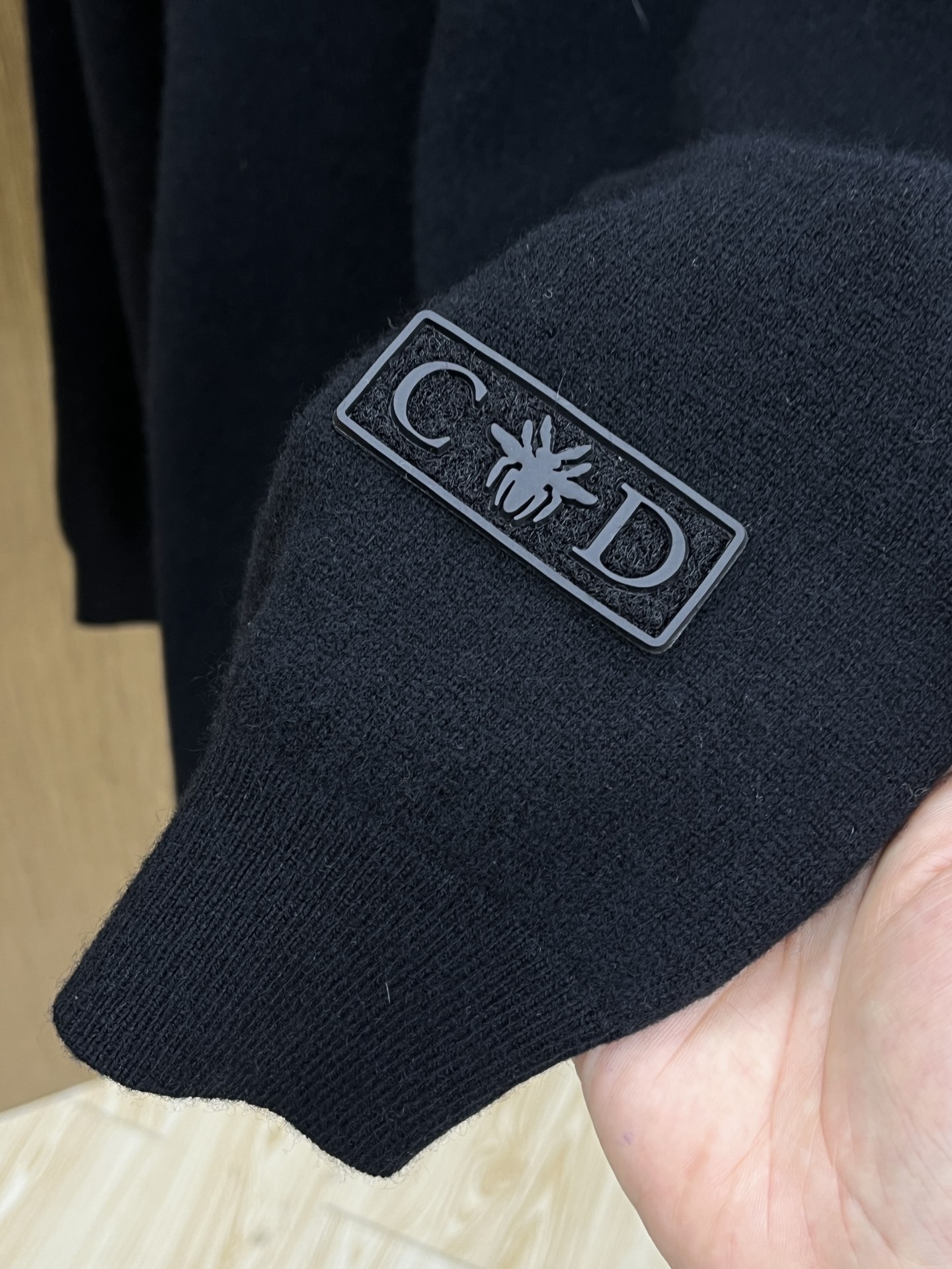 秋冬 CD 采用羊绒羊毛混纺纱线，保暖性佳，蓬松柔软，加倍呵护肌肤，给你轻如无物的穿着感体验。高品质天然