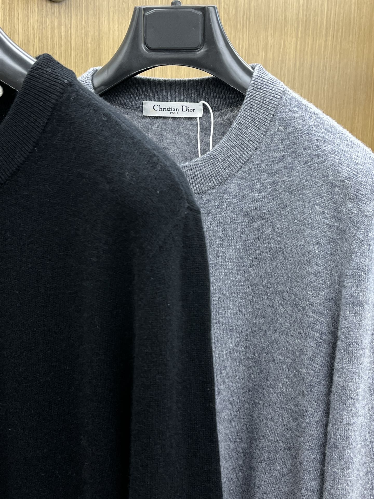 秋冬 CD 采用羊绒羊毛混纺纱线，保暖性佳，蓬松柔软，加倍呵护肌肤，给你轻如无物的穿着感体验。高品质天然