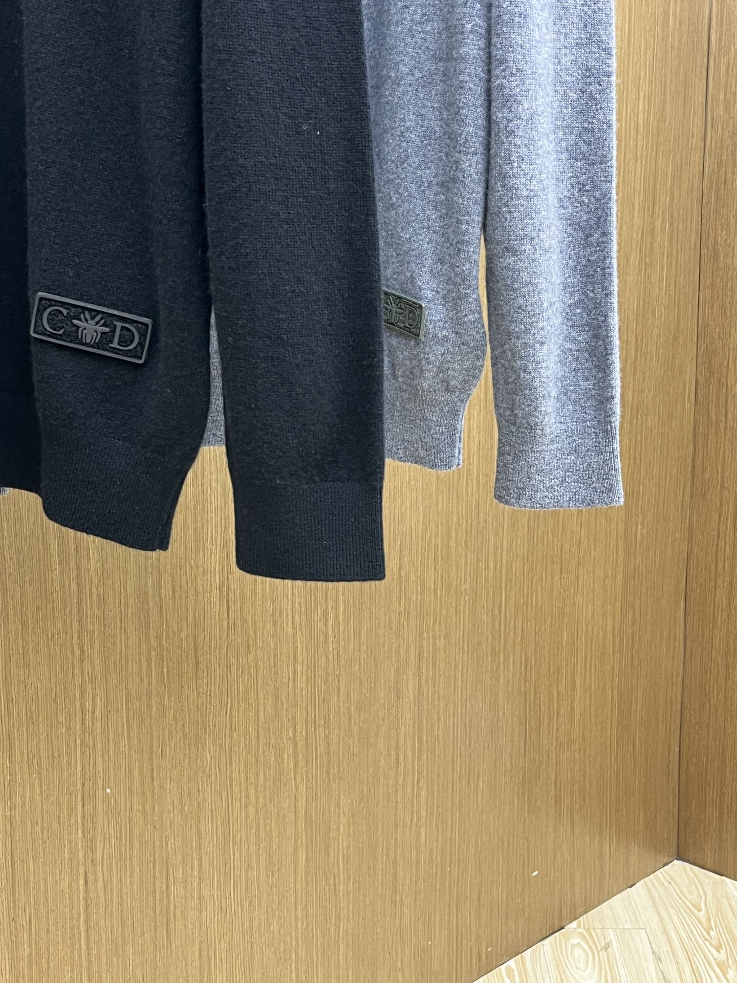 秋冬 CD 采用羊绒羊毛混纺纱线，保暖性佳，蓬松柔软，加倍呵护肌肤，给你轻如无物的穿着感体验。高品质天然