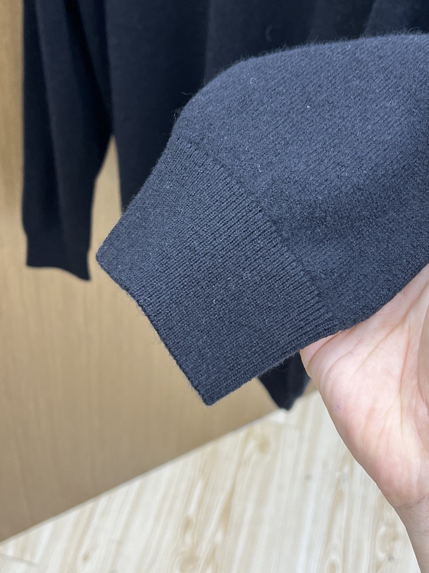 秋冬 CD 采用羊绒羊毛混纺纱线，保暖性佳，蓬松柔软，加倍呵护肌肤，给你轻如无物的穿着感体验。高品质天然