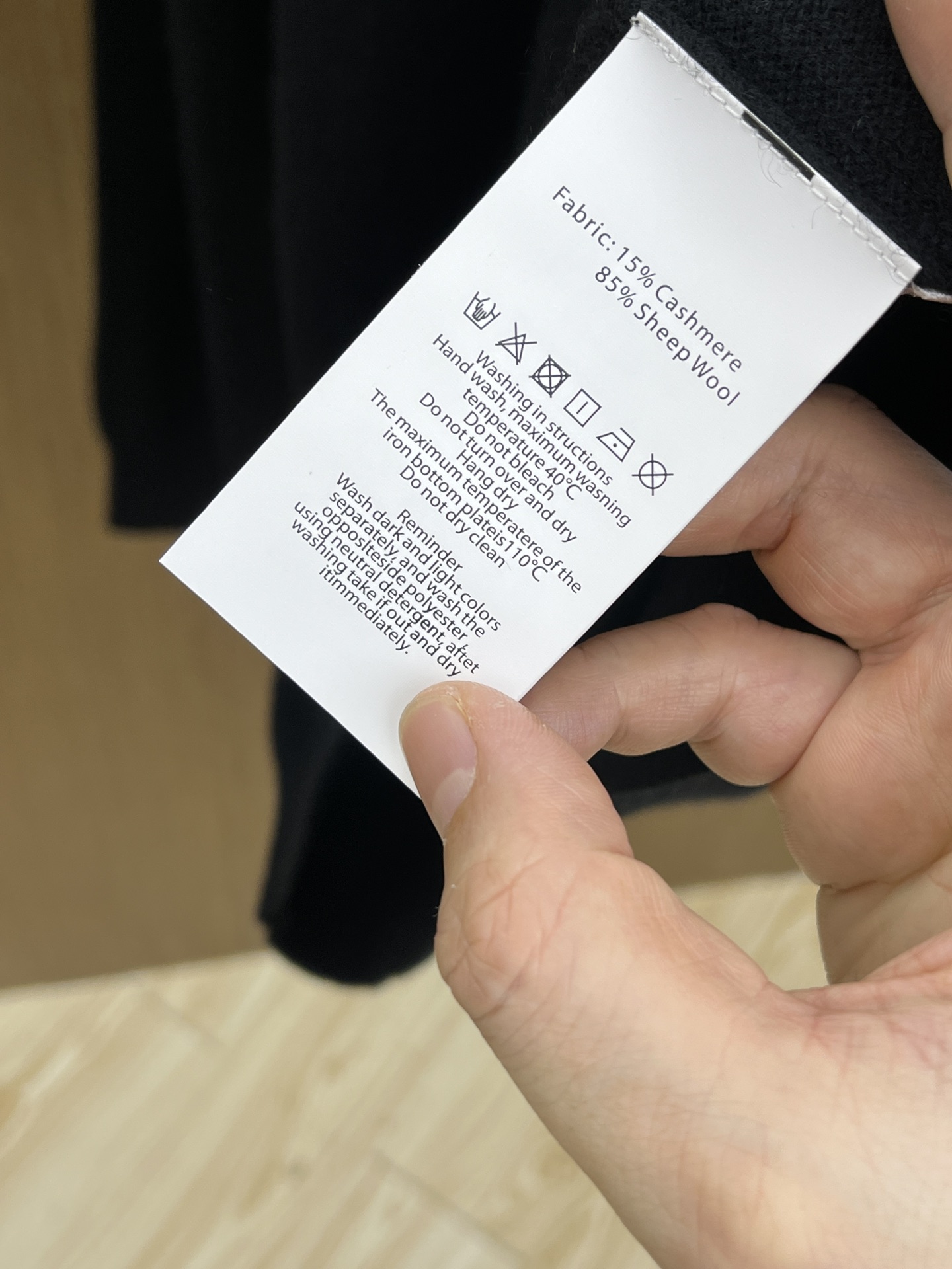 秋冬 CD 采用羊绒羊毛混纺纱线，保暖性佳，蓬松柔软，加倍呵护肌肤，给你轻如无物的穿着感体验。高品质天然