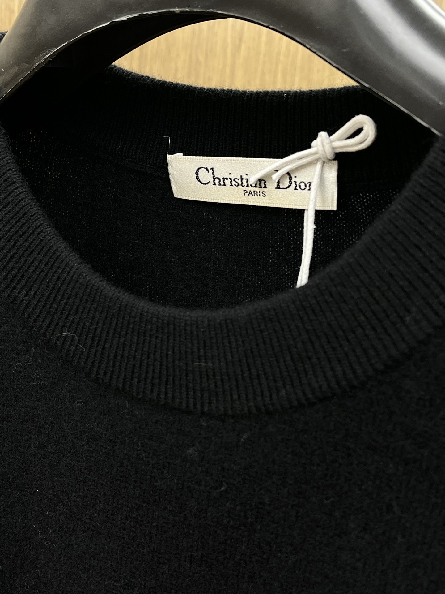 秋冬 CD 采用羊绒羊毛混纺纱线，保暖性佳，蓬松柔软，加倍呵护肌肤，给你轻如无物的穿着感体验。高品质天然