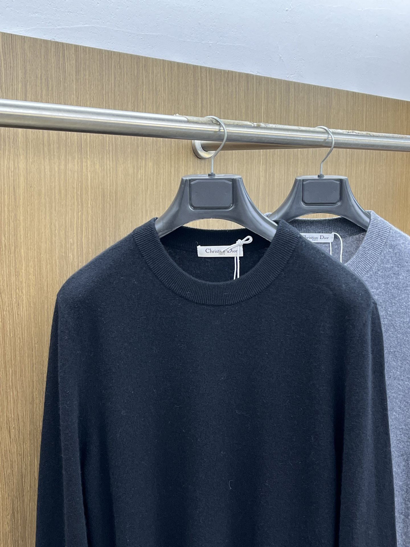 秋冬 CD 采用羊绒羊毛混纺纱线，保暖性佳，蓬松柔软，加倍呵护肌肤，给你轻如无物的穿着感体验。高品质天然