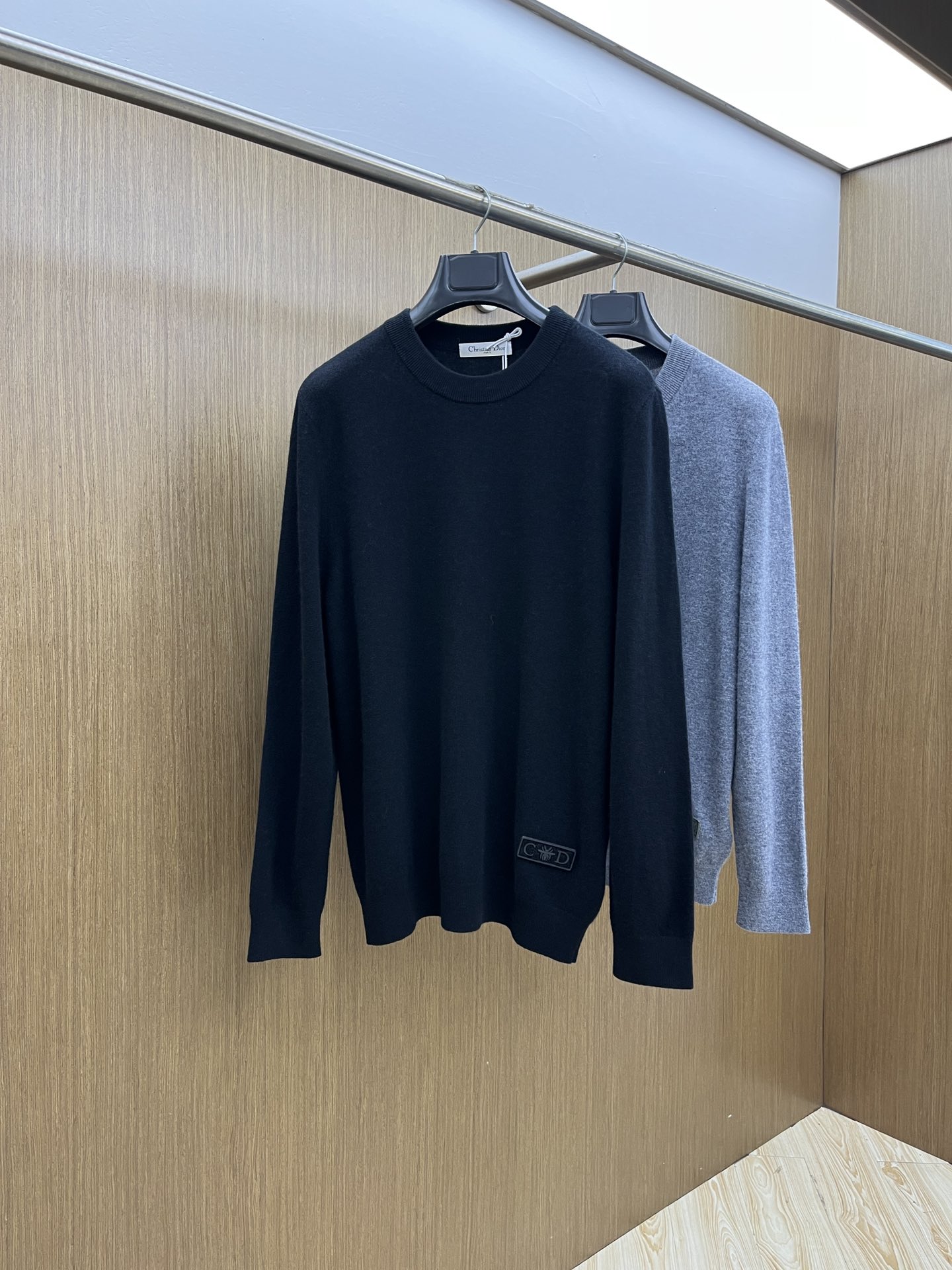 秋冬 CD 采用羊绒羊毛混纺纱线，保暖性佳，蓬松柔软，加倍呵护肌肤，给你轻如无物的穿着感体验。高品质天然