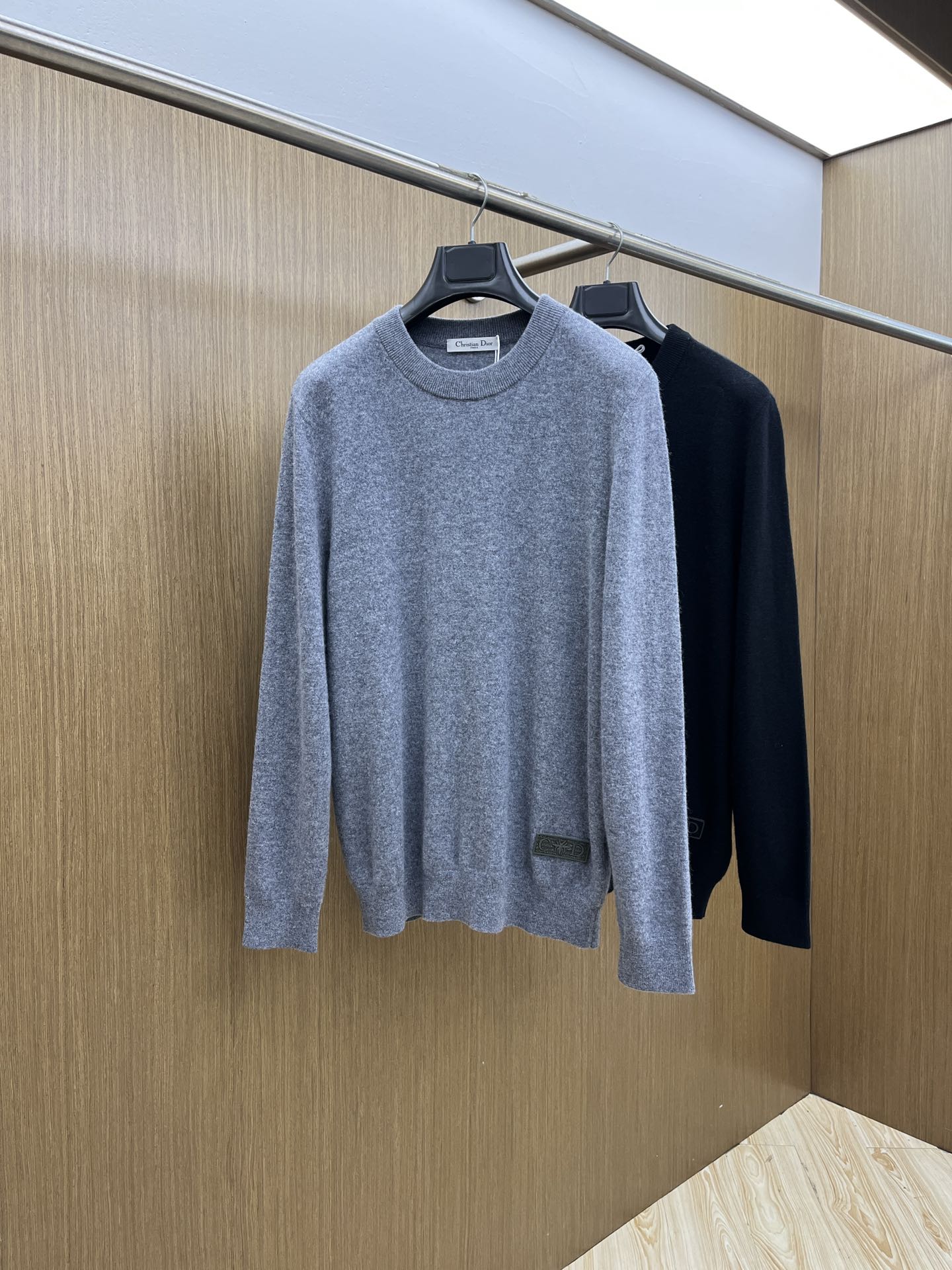 秋冬 CD 采用羊绒羊毛混纺纱线，保暖性佳，蓬松柔软，加倍呵护肌肤，给你轻如无物的穿着感体验。高品质天然