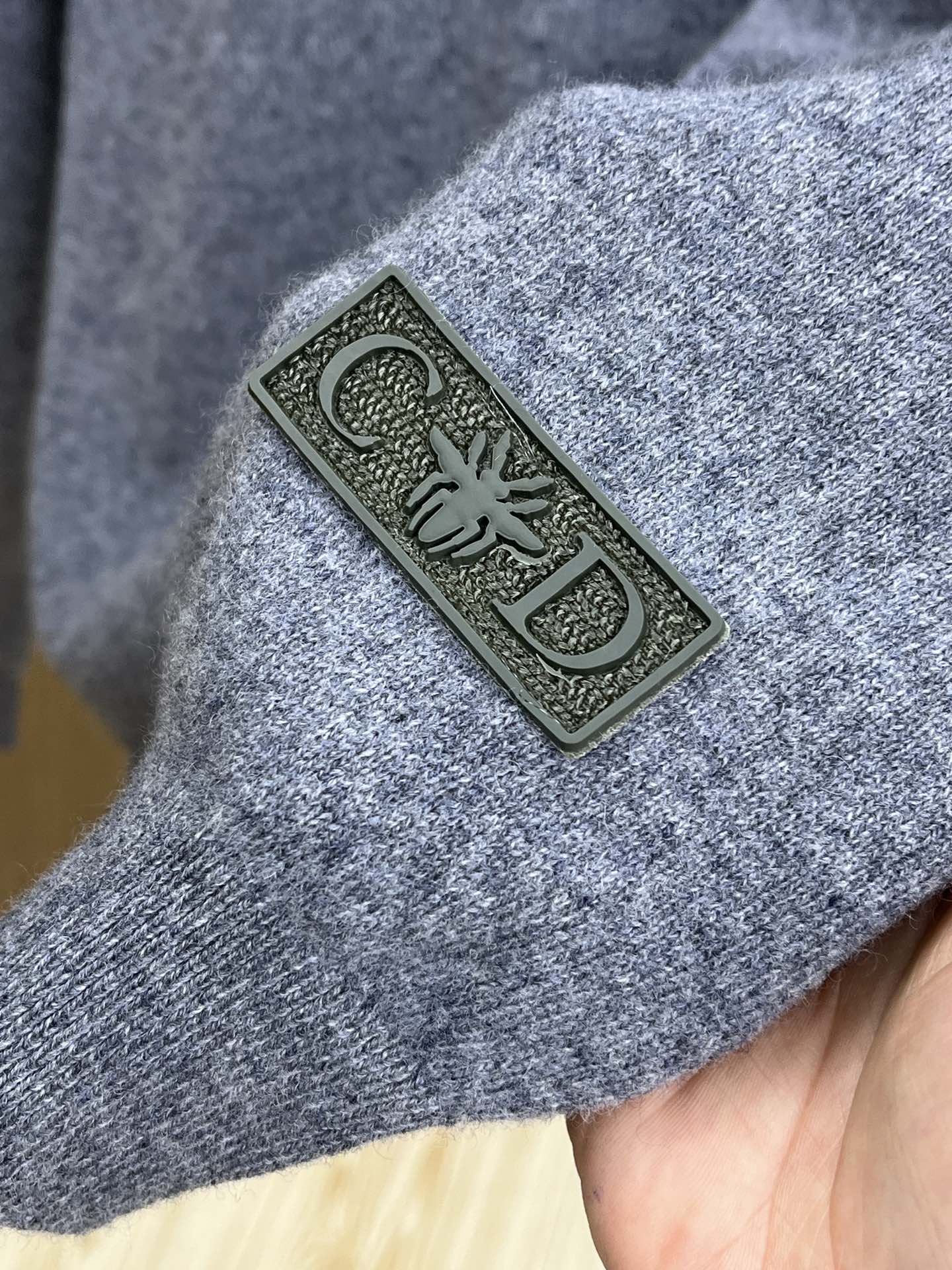 秋冬 CD 采用羊绒羊毛混纺纱线，保暖性佳，蓬松柔软，加倍呵护肌肤，给你轻如无物的穿着感体验。高品质天然