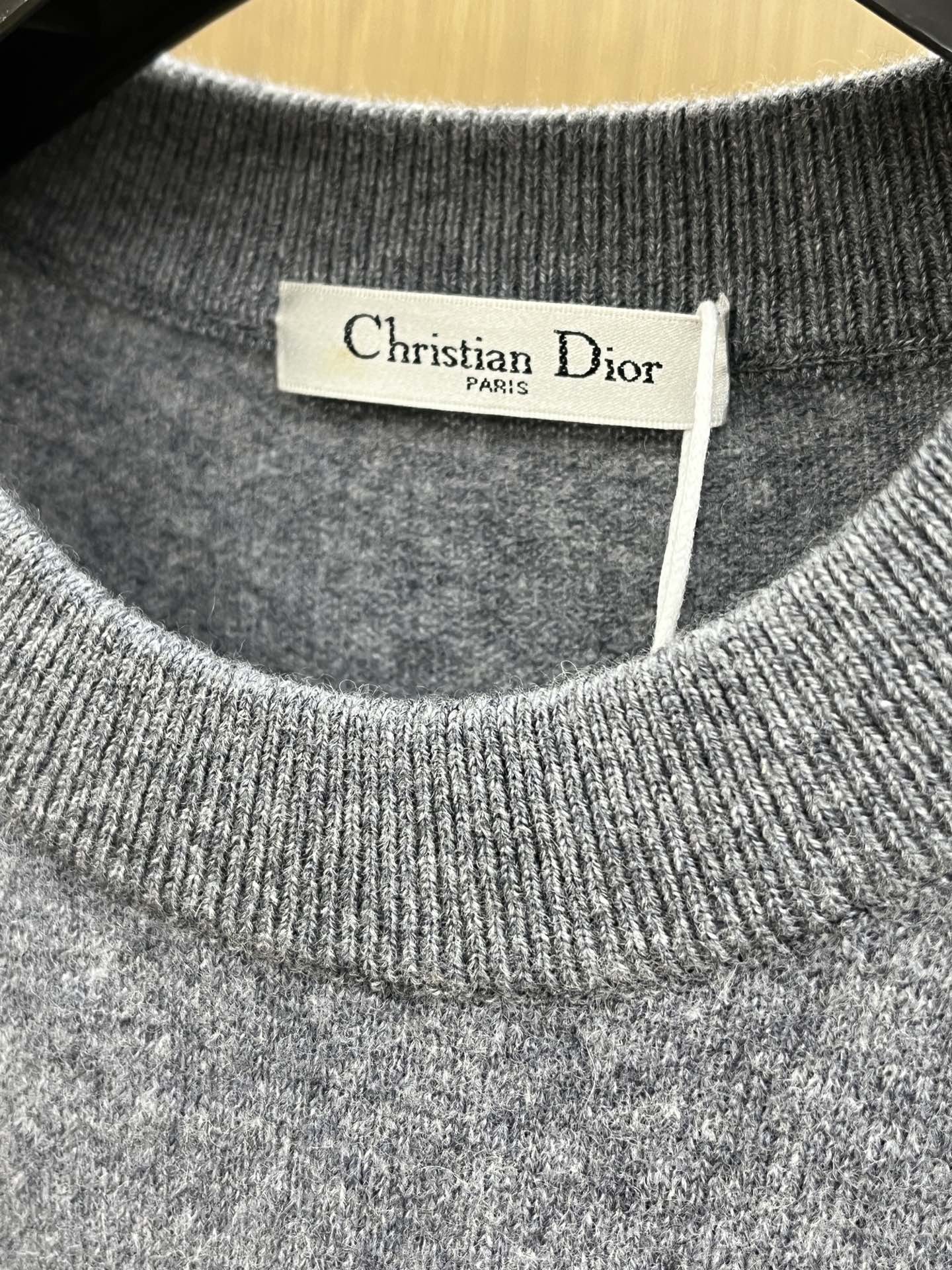 秋冬 CD 采用羊绒羊毛混纺纱线，保暖性佳，蓬松柔软，加倍呵护肌肤，给你轻如无物的穿着感体验。高品质天然