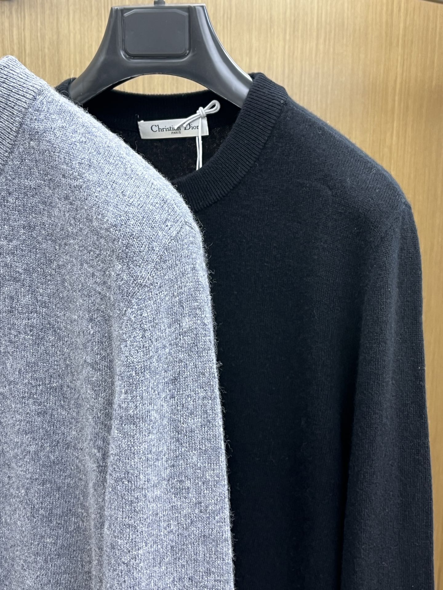 秋冬 CD 采用羊绒羊毛混纺纱线，保暖性佳，蓬松柔软，加倍呵护肌肤，给你轻如无物的穿着感体验。高品质天然