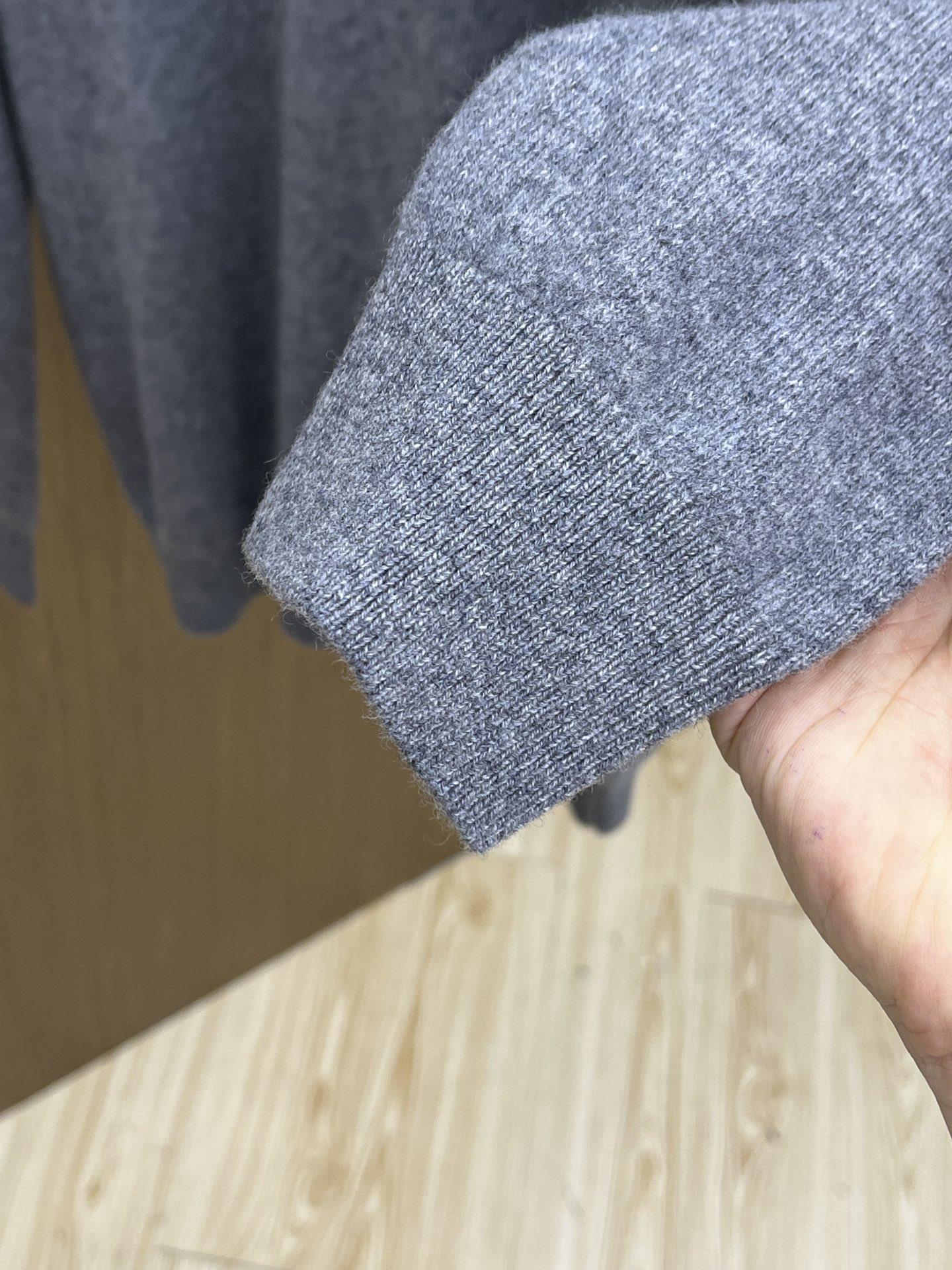 秋冬 CD 采用羊绒羊毛混纺纱线，保暖性佳，蓬松柔软，加倍呵护肌肤，给你轻如无物的穿着感体验。高品质天然