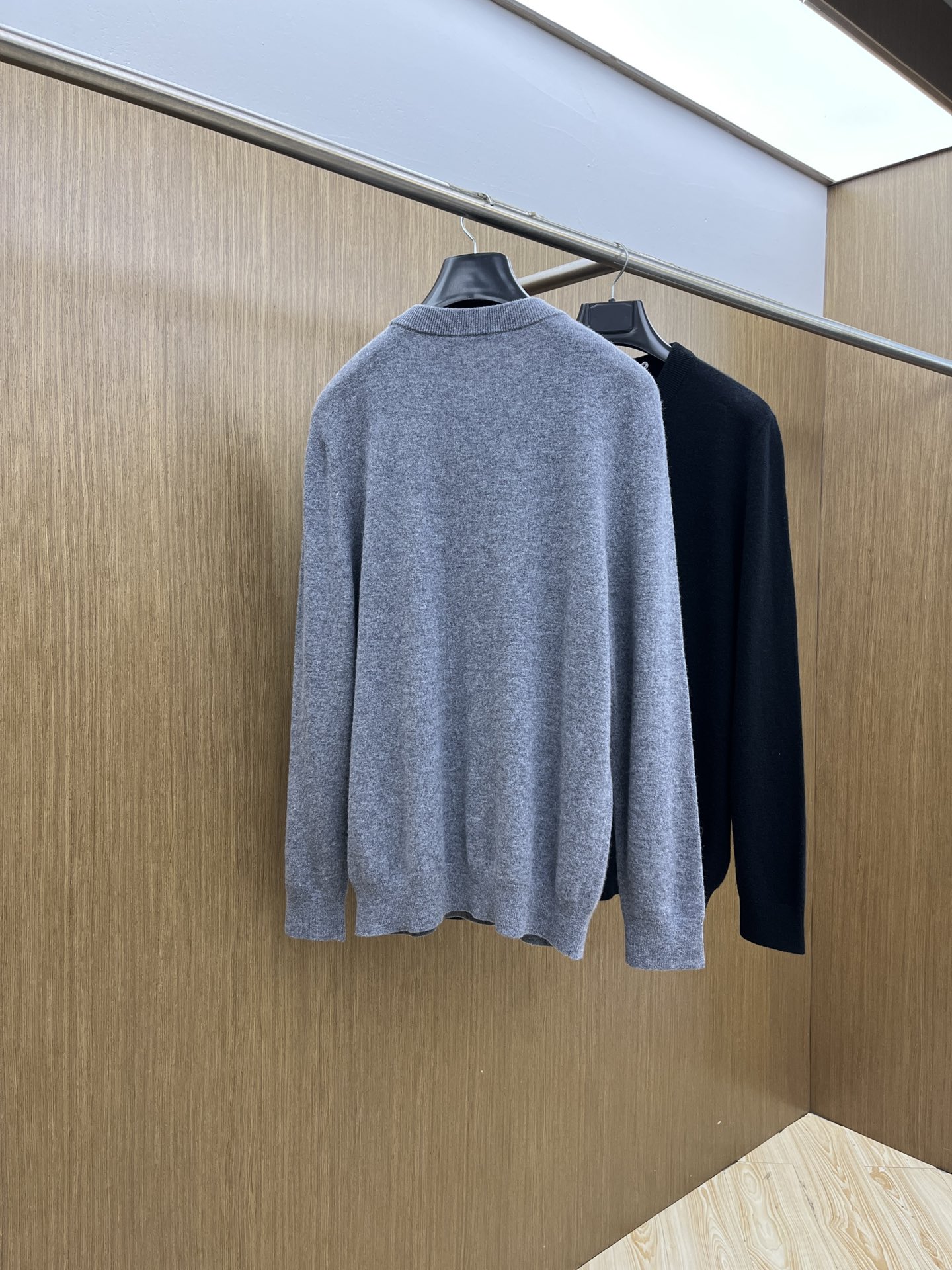 秋冬 CD 采用羊绒羊毛混纺纱线，保暖性佳，蓬松柔软，加倍呵护肌肤，给你轻如无物的穿着感体验。高品质天然