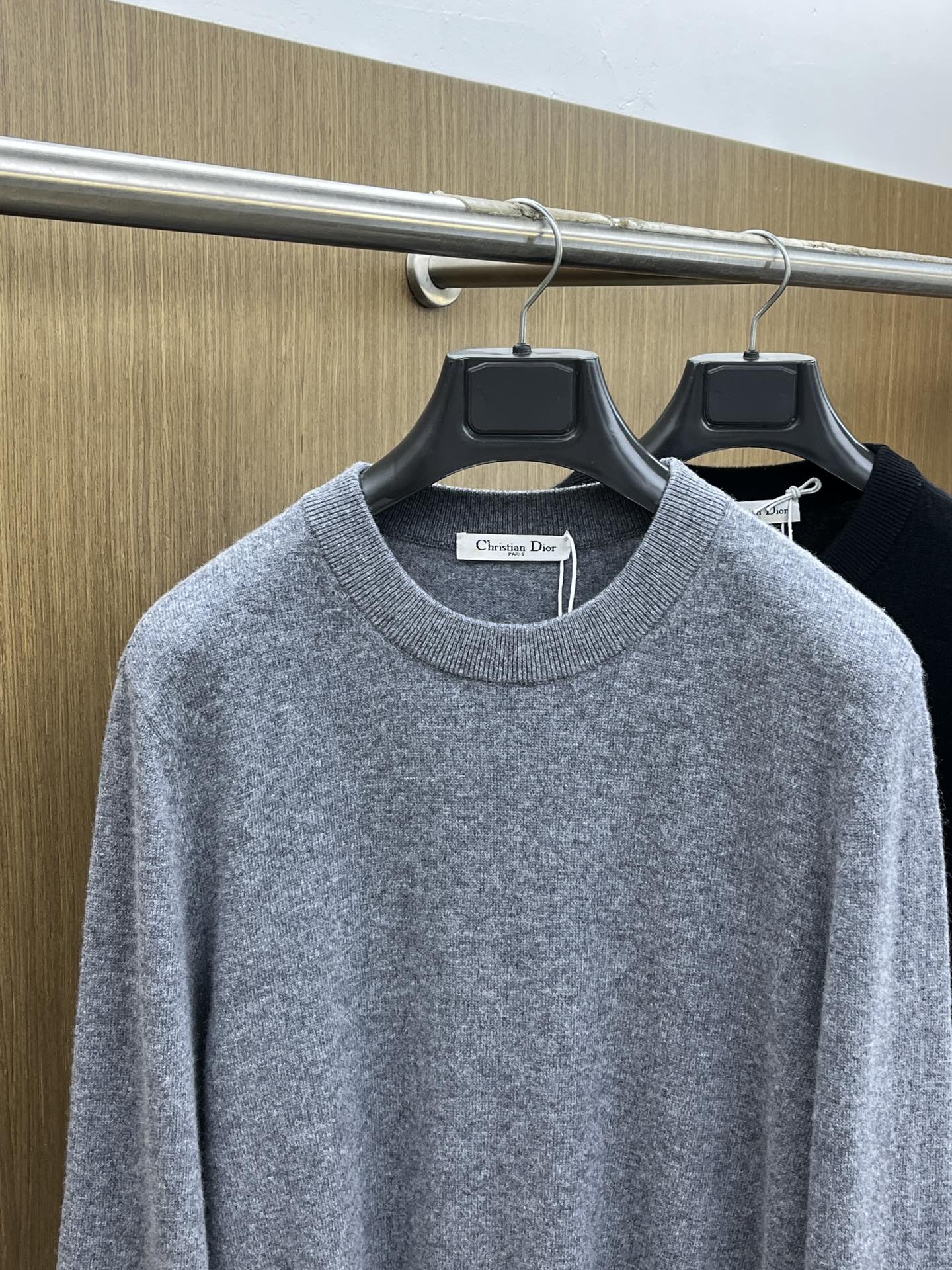 秋冬 CD 采用羊绒羊毛混纺纱线，保暖性佳，蓬松柔软，加倍呵护肌肤，给你轻如无物的穿着感体验。高品质天然