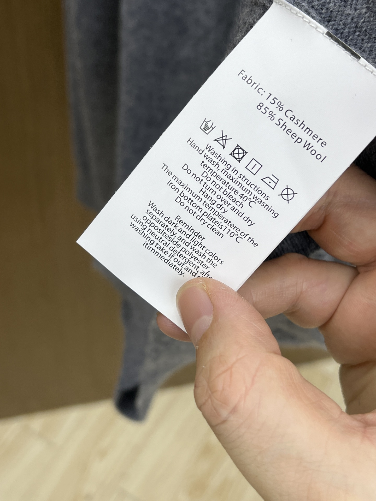 秋冬 CD 采用羊绒羊毛混纺纱线，保暖性佳，蓬松柔软，加倍呵护肌肤，给你轻如无物的穿着感体验。高品质天然