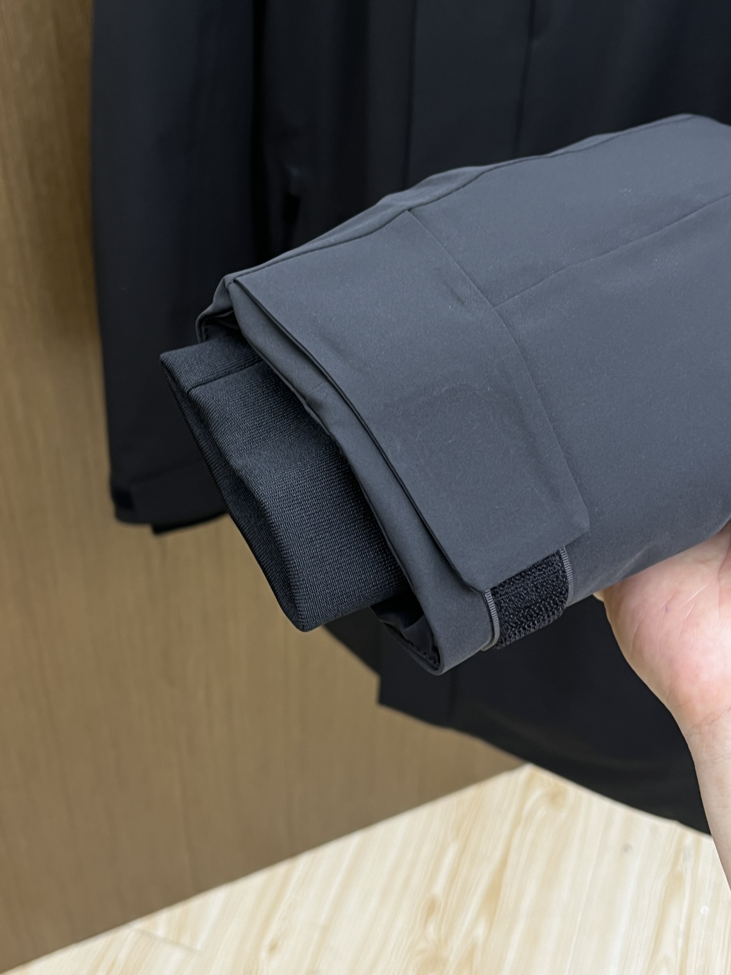 秋冬羽绒 羽绒 25AW PRADA秋冬新款羽绒外套 PRADA这款外套是连帽中长款羽绒外套设计，覆盖面