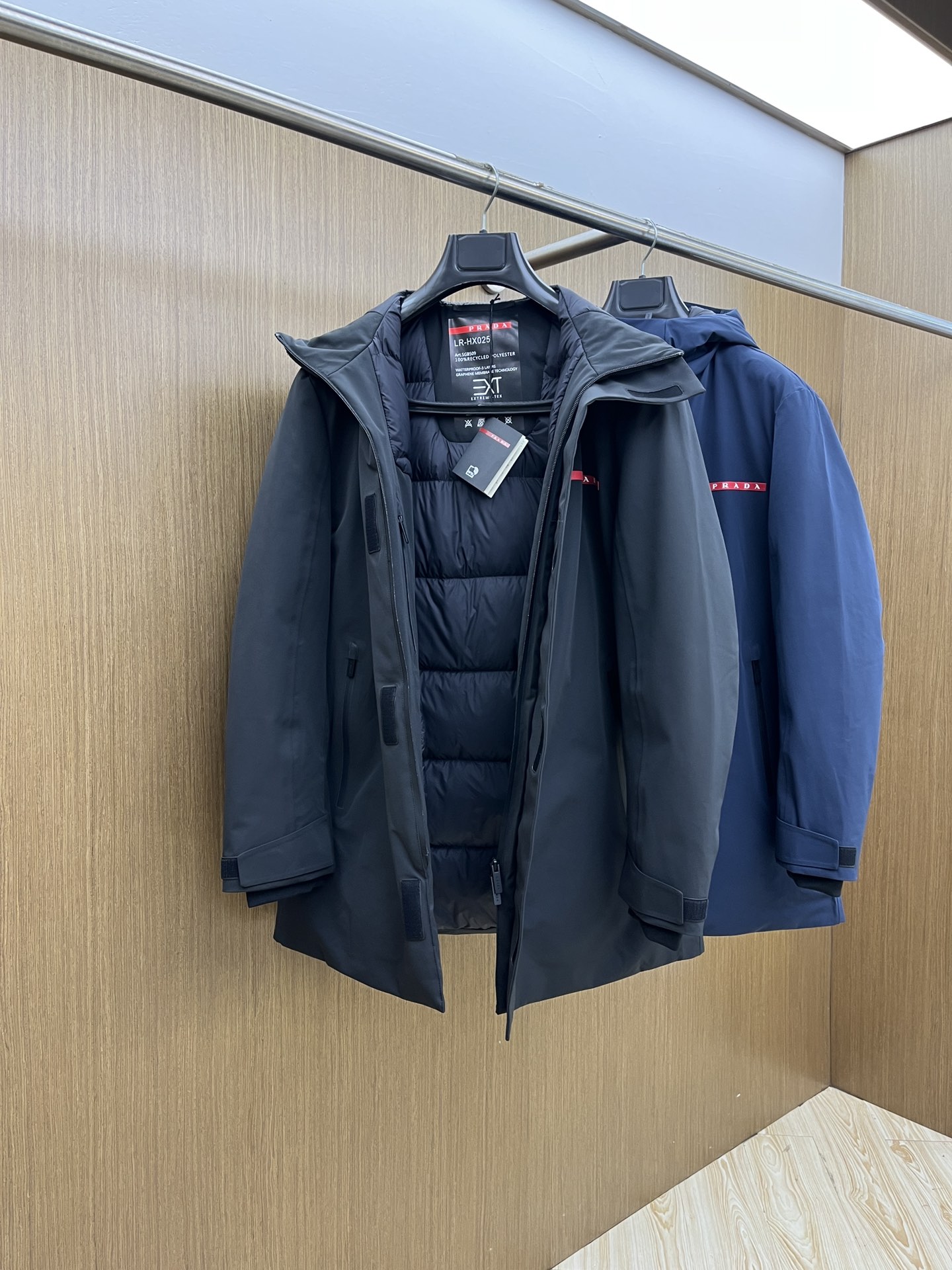 秋冬羽绒 羽绒 25AW PRADA秋冬新款羽绒外套 PRADA这款外套是连帽中长款羽绒外套设计，覆盖面