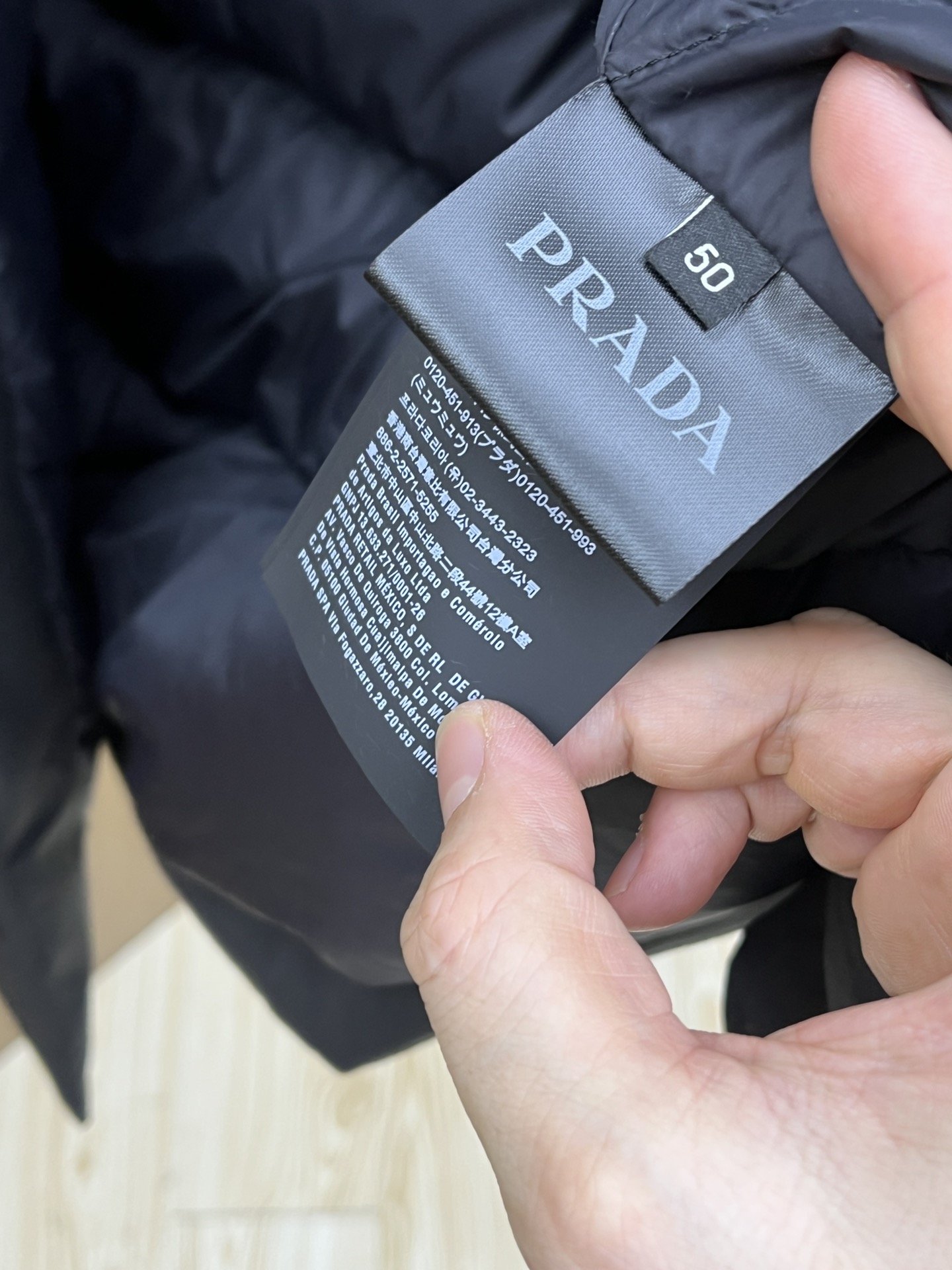 秋冬羽绒 羽绒 25AW PRADA秋冬新款羽绒外套 PRADA这款外套是连帽中长款羽绒外套设计，覆盖面