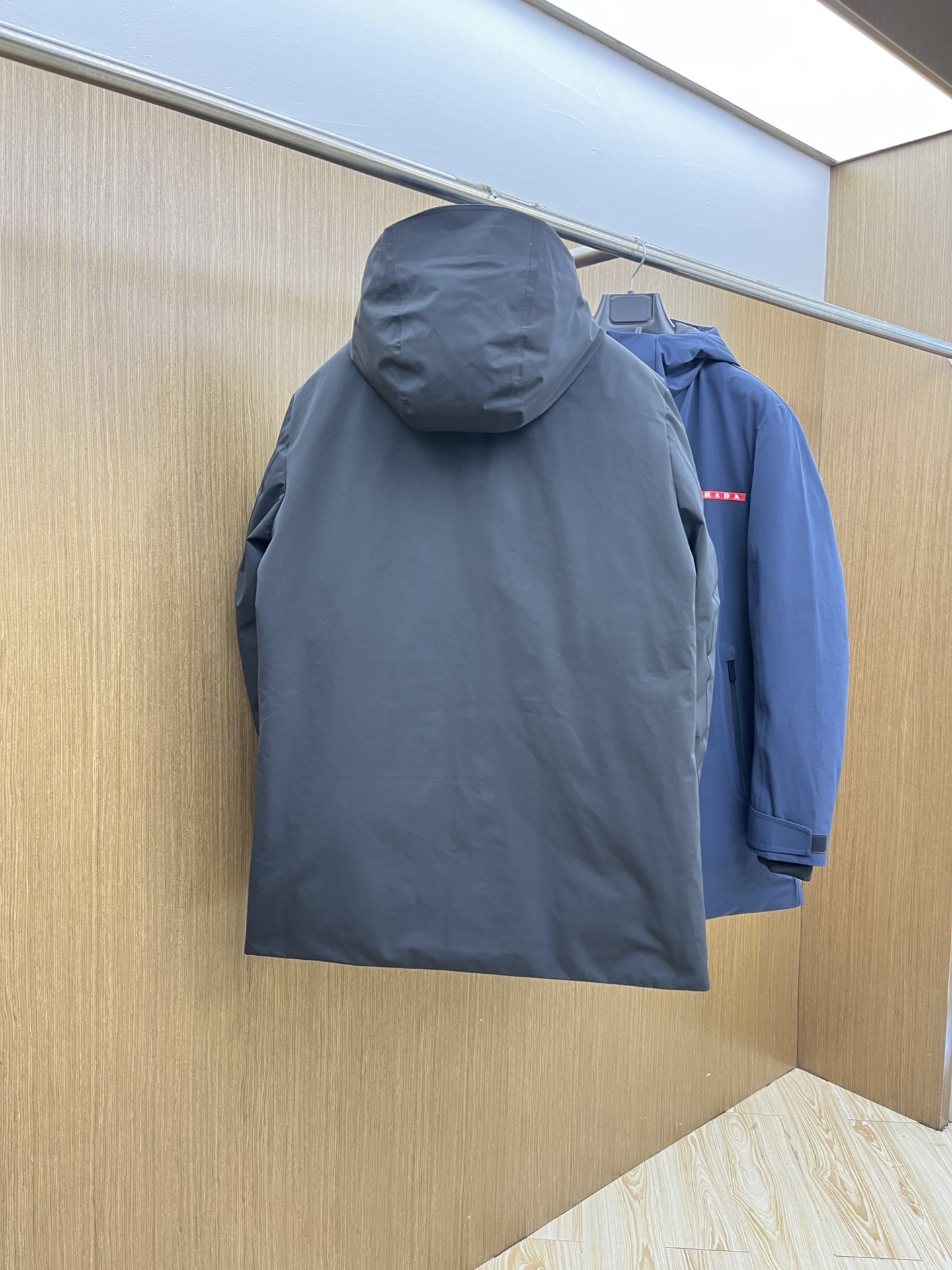 秋冬羽绒 羽绒 25AW PRADA秋冬新款羽绒外套 PRADA这款外套是连帽中长款羽绒外套设计，覆盖面