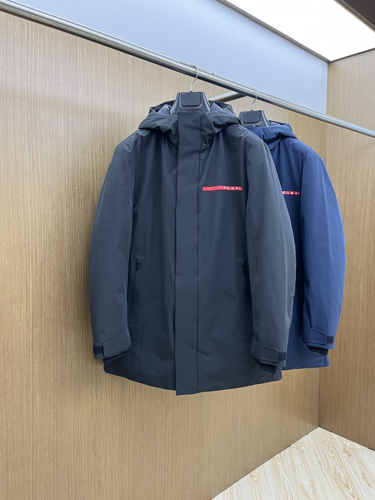 秋冬羽绒 羽绒 25AW PRADA秋冬新款羽绒外套 PRADA这款外套是连帽中长款羽绒外套设计，覆盖面