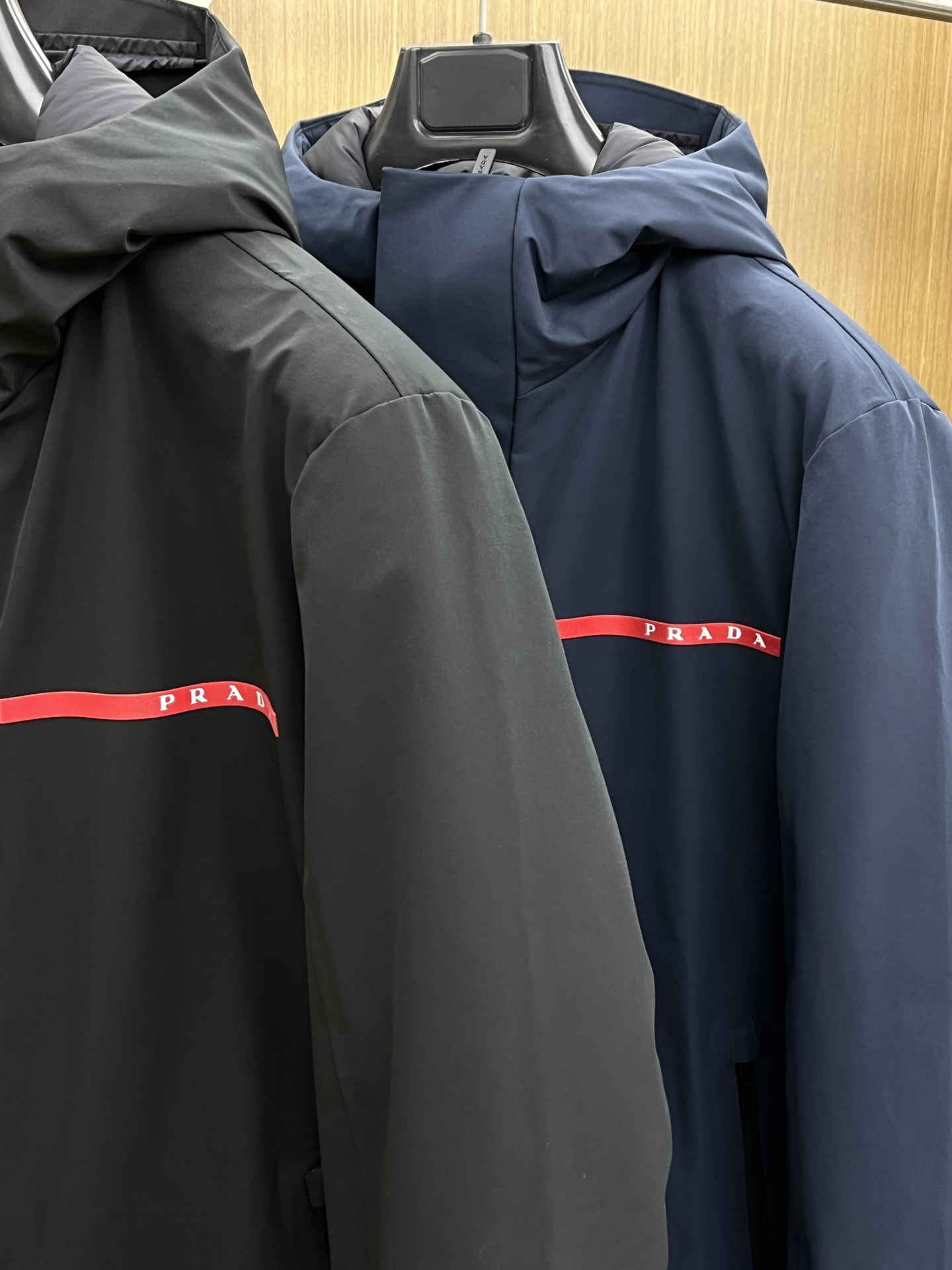 秋冬羽绒 羽绒 25AW PRADA秋冬新款羽绒外套 PRADA这款外套是连帽中长款羽绒外套设计，覆盖面