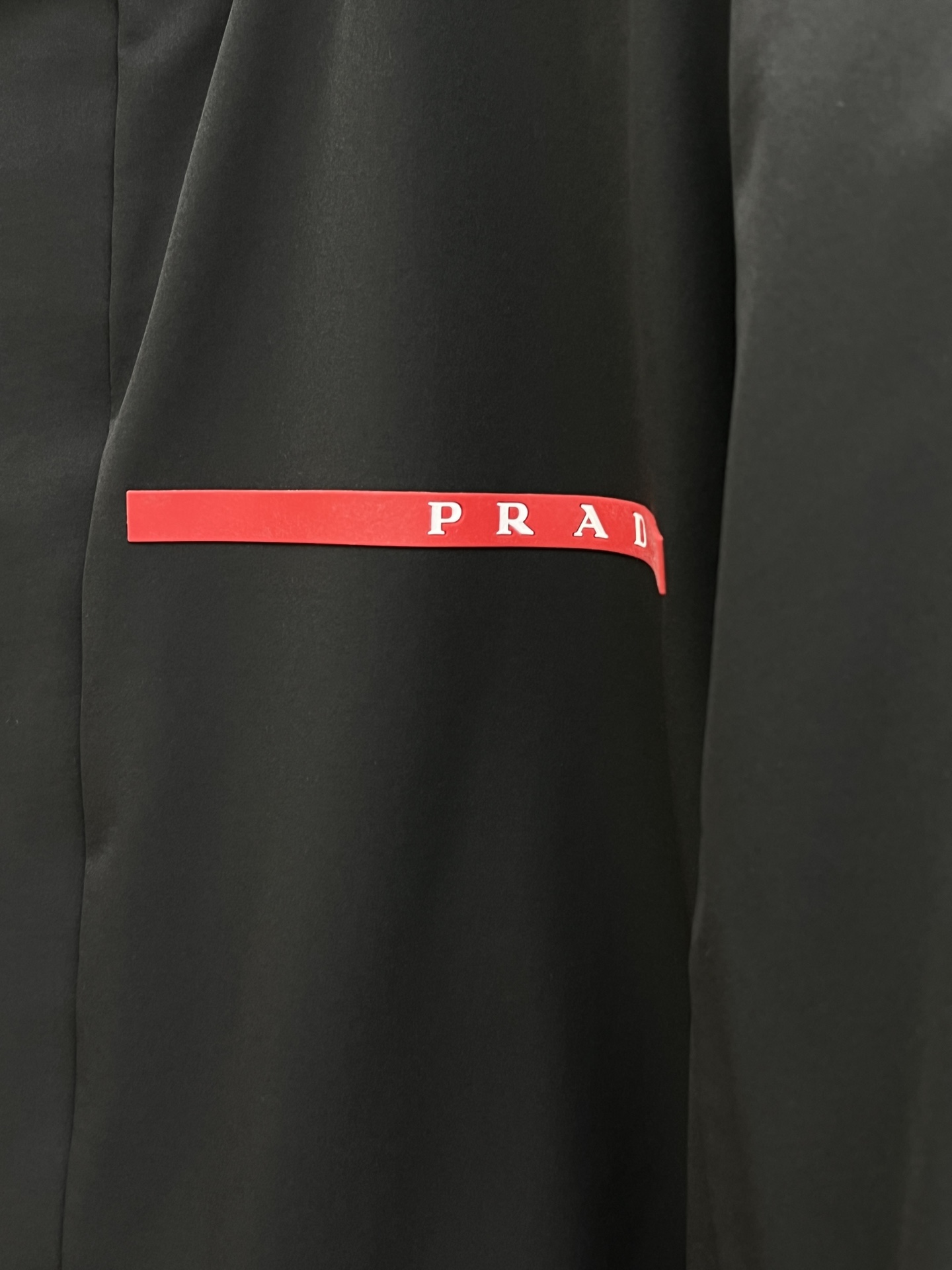 秋冬羽绒 羽绒 25AW PRADA秋冬新款羽绒外套 PRADA这款外套是连帽中长款羽绒外套设计，覆盖面