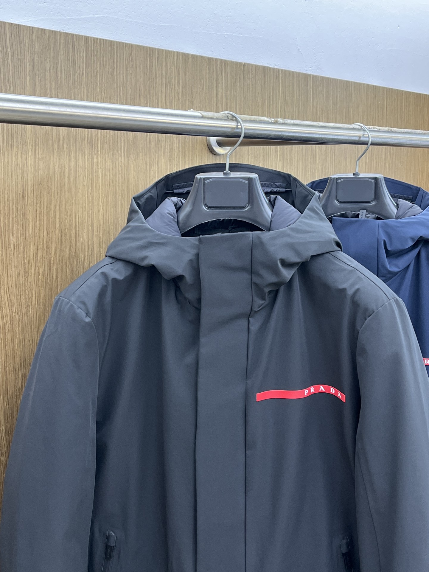 秋冬羽绒 羽绒 25AW PRADA秋冬新款羽绒外套 PRADA这款外套是连帽中长款羽绒外套设计，覆盖面