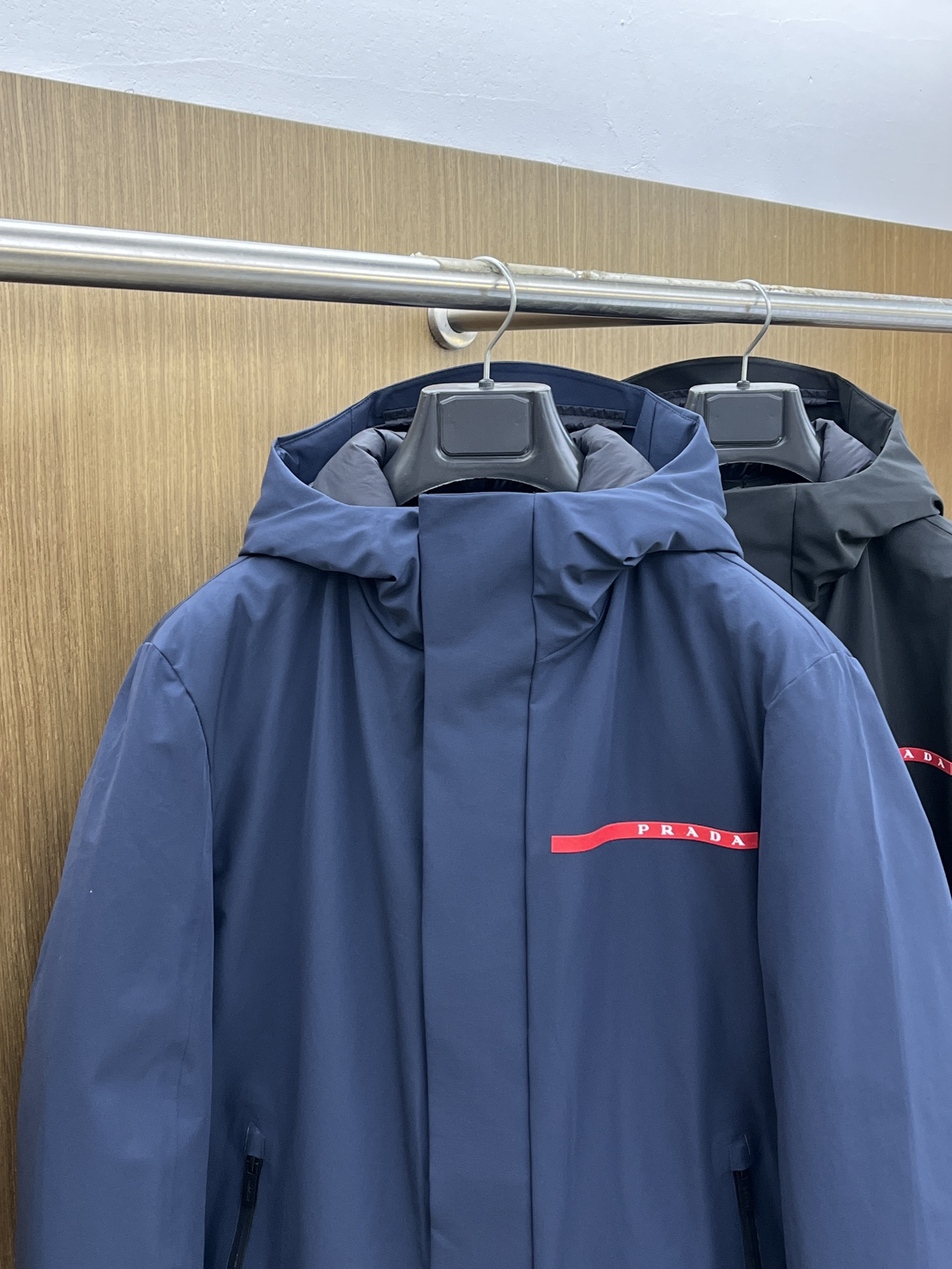 秋冬羽绒 羽绒 25AW PRADA秋冬新款羽绒外套 PRADA这款外套是连帽中长款羽绒外套设计，覆盖面