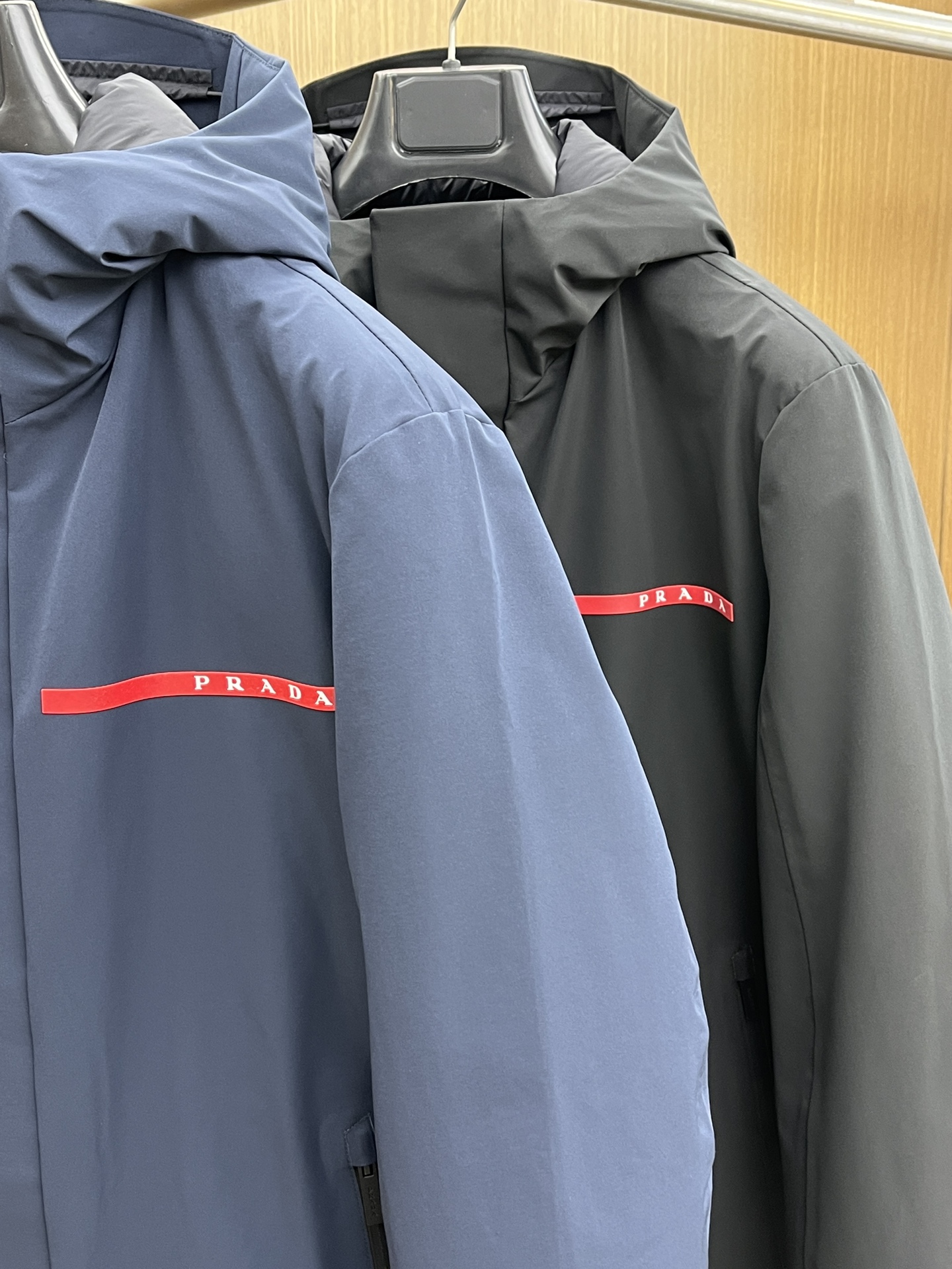 秋冬羽绒 羽绒 25AW PRADA秋冬新款羽绒外套 PRADA这款外套是连帽中长款羽绒外套设计，覆盖面