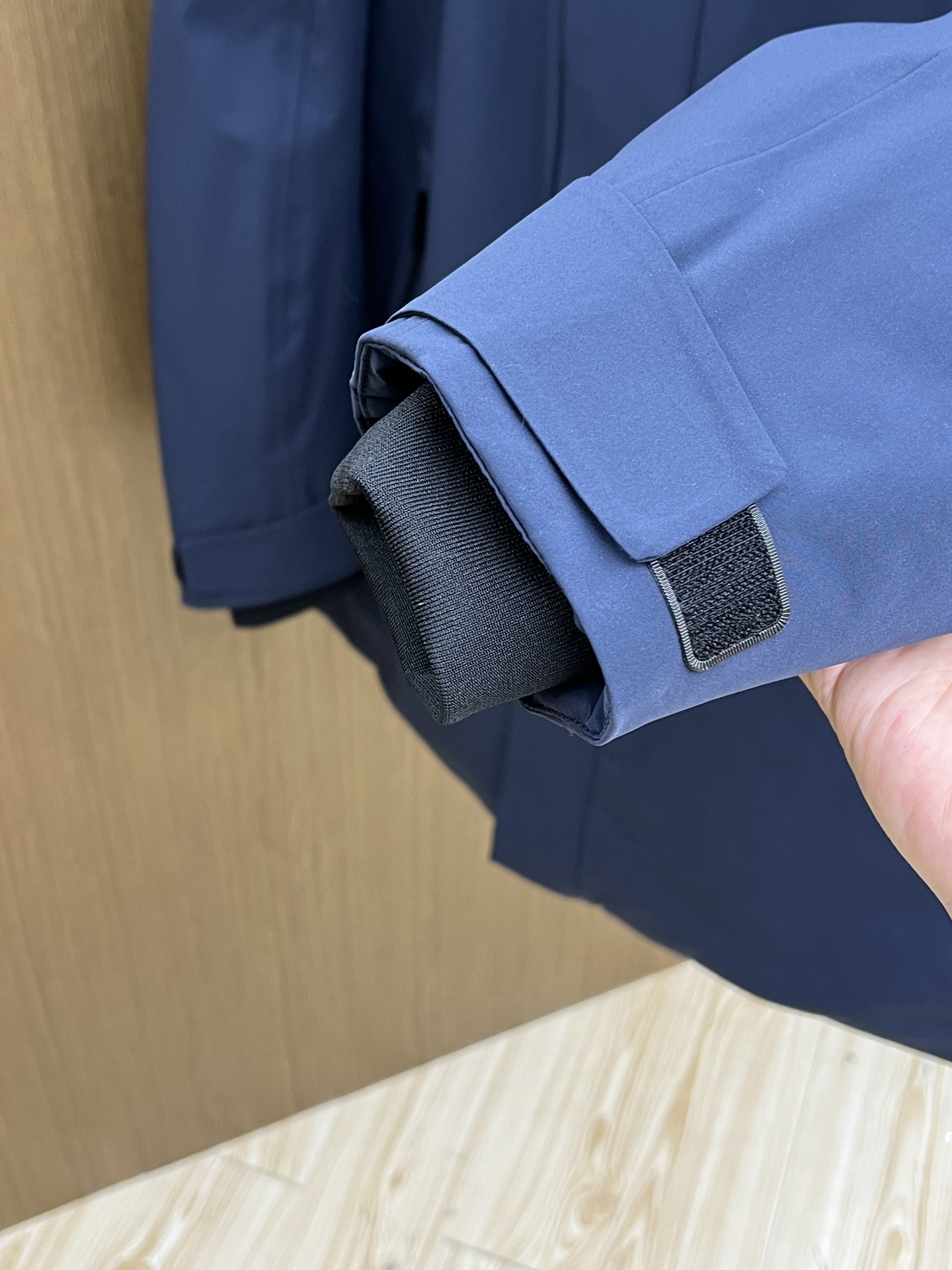 秋冬羽绒 羽绒 25AW PRADA秋冬新款羽绒外套 PRADA这款外套是连帽中长款羽绒外套设计，覆盖面