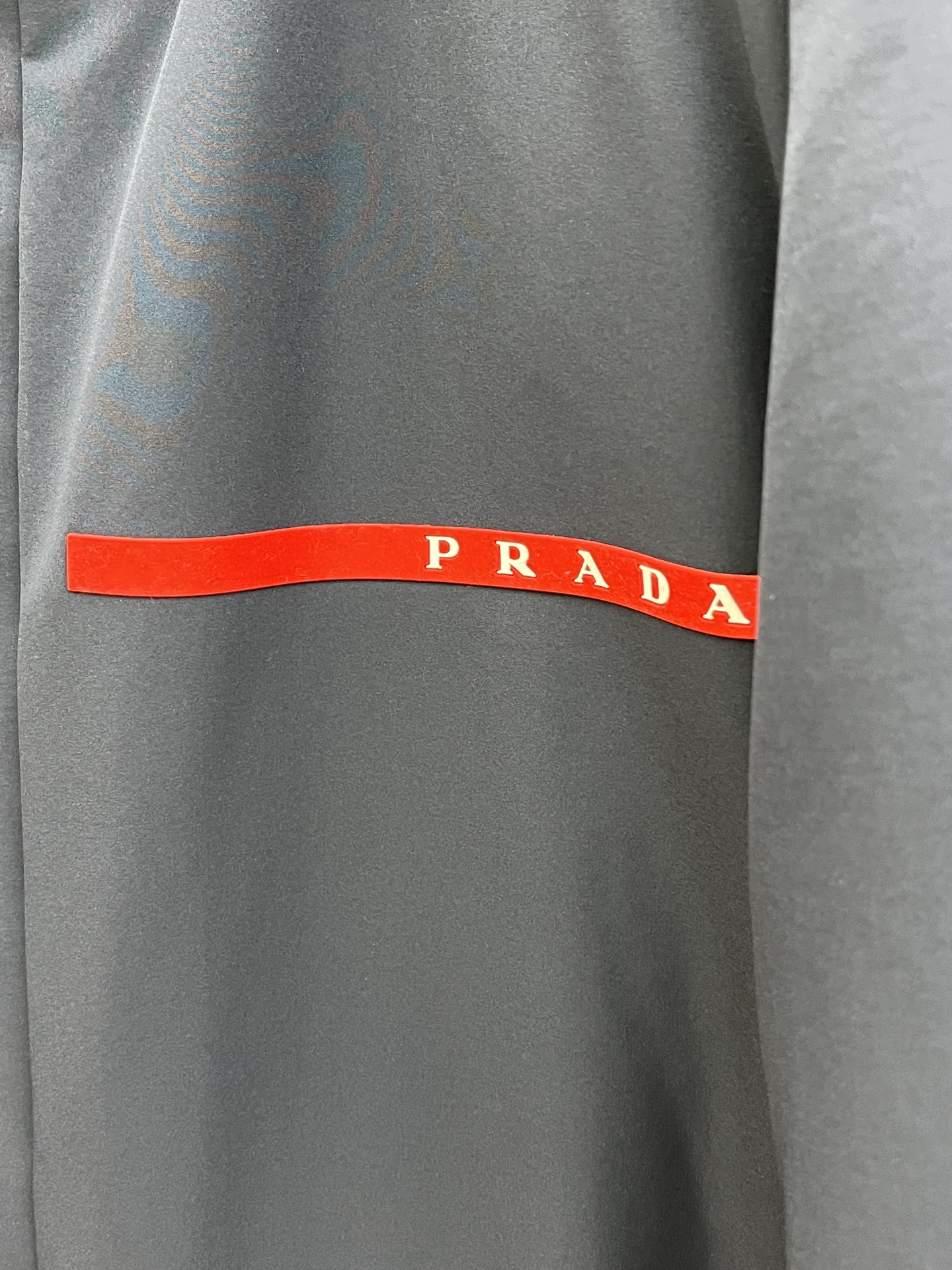 秋冬羽绒 羽绒 25AW PRADA秋冬新款羽绒外套 PRADA这款外套是连帽中长款羽绒外套设计，覆盖面