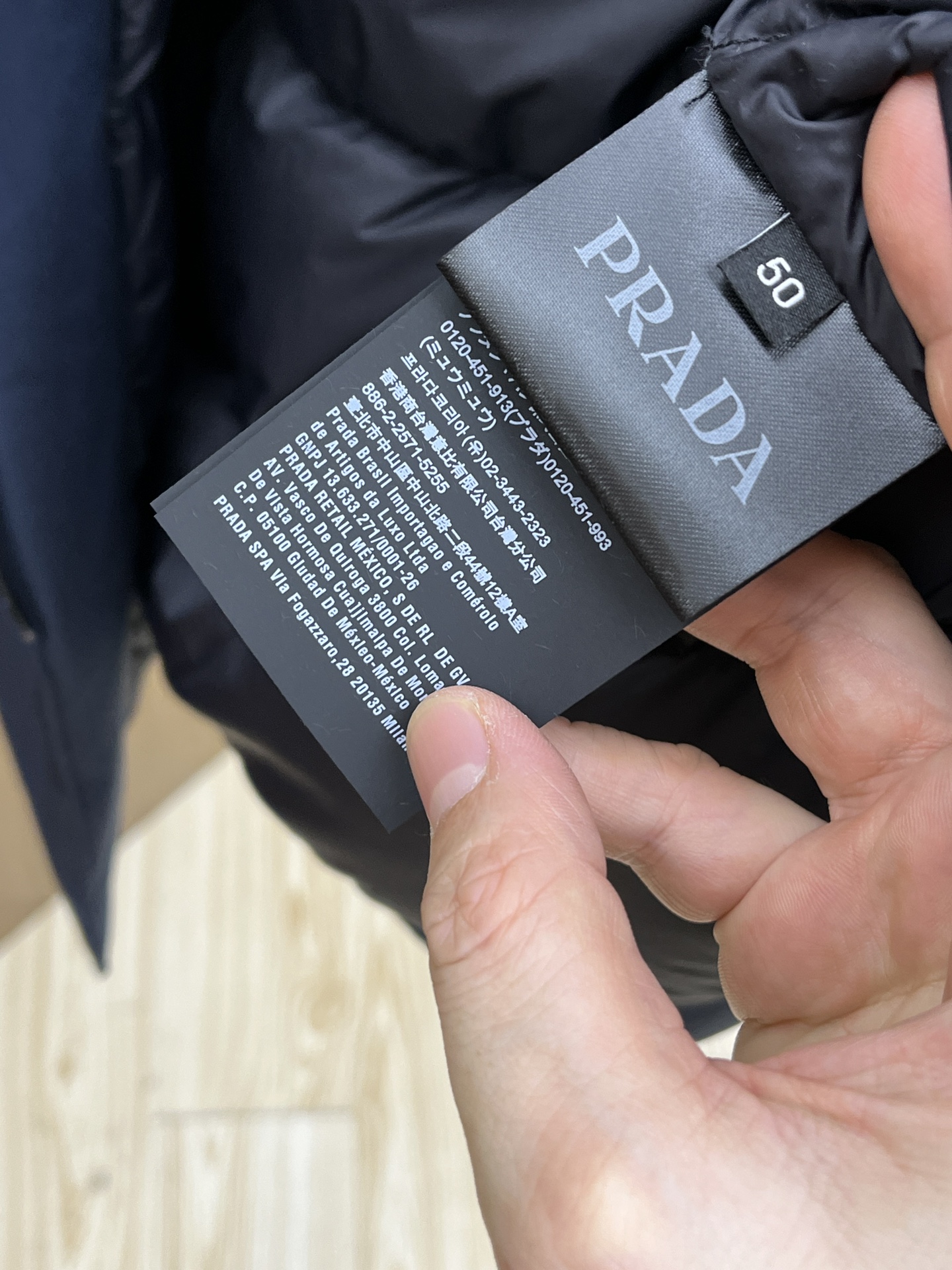 秋冬羽绒 羽绒 25AW PRADA秋冬新款羽绒外套 PRADA这款外套是连帽中长款羽绒外套设计，覆盖面