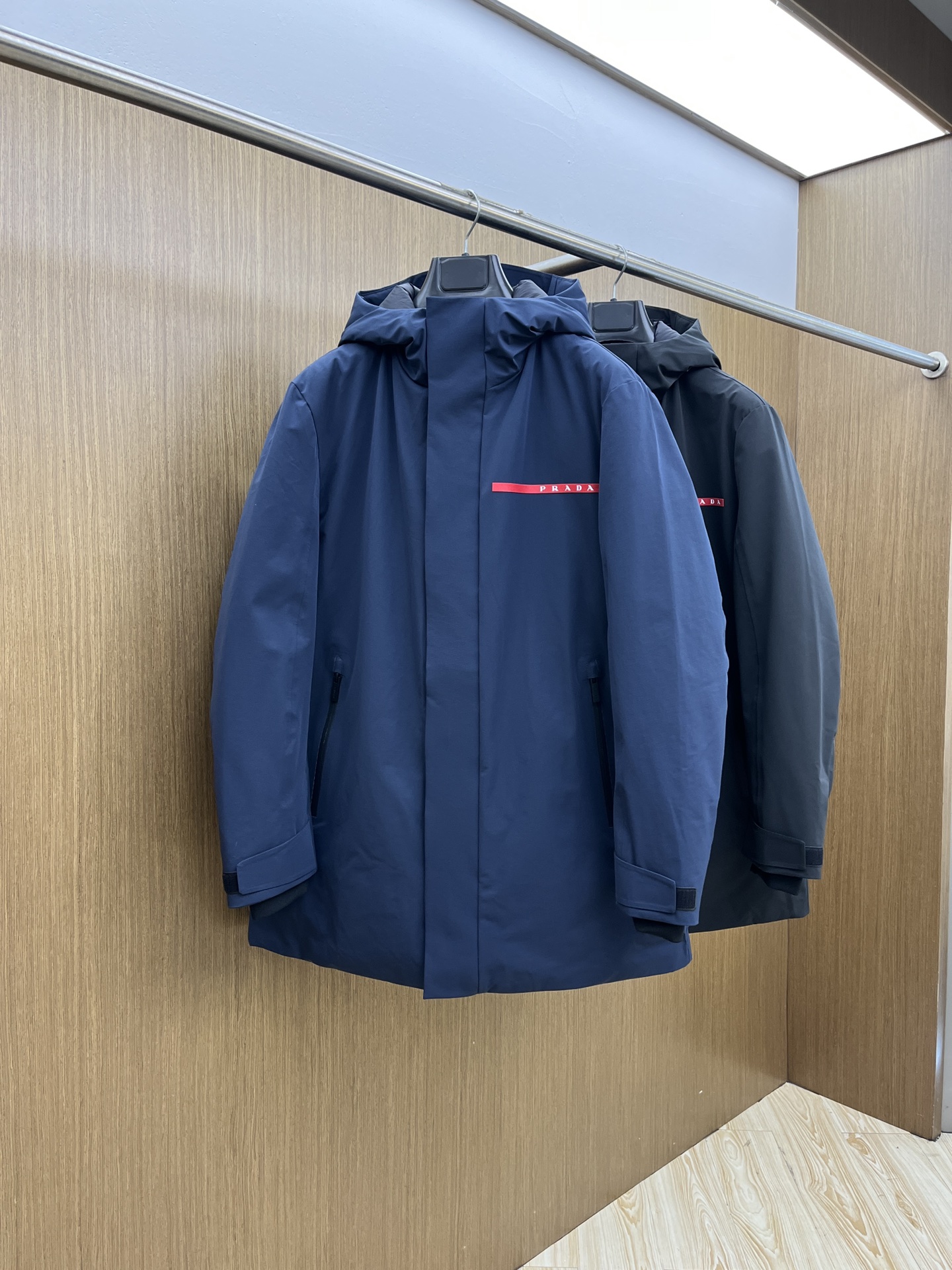 秋冬羽绒 羽绒 25AW PRADA秋冬新款羽绒外套 PRADA这款外套是连帽中长款羽绒外套设计，覆盖面