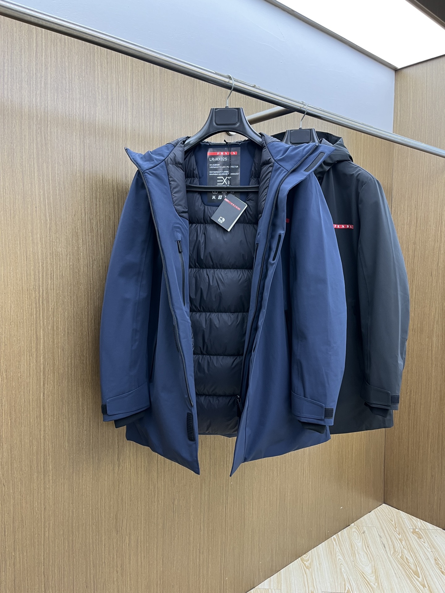 秋冬羽绒 羽绒 25AW PRADA秋冬新款羽绒外套 PRADA这款外套是连帽中长款羽绒外套设计，覆盖面