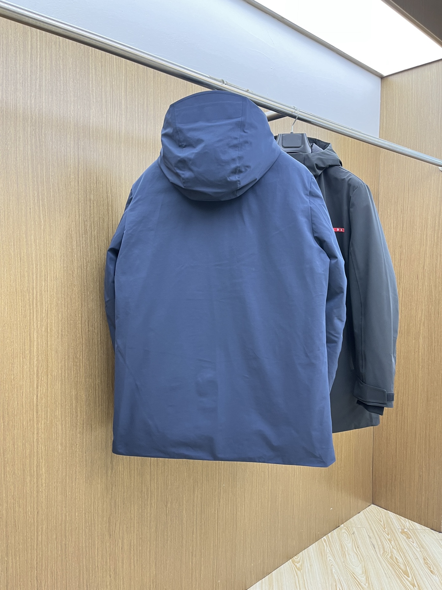 秋冬羽绒 羽绒 25AW PRADA秋冬新款羽绒外套 PRADA这款外套是连帽中长款羽绒外套设计，覆盖面