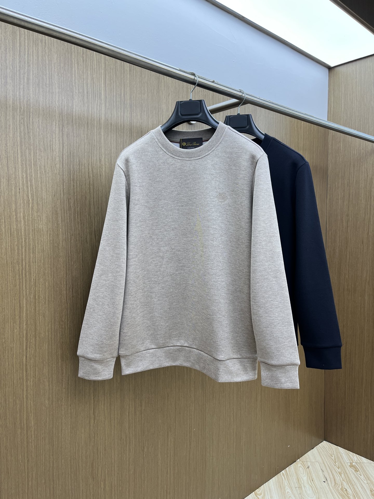 NO:682988,Autumn and winter LP Gw exclusively provides new original men's casual round neck sweatshirts. High-end customization. High version. Fashionable and versatile original imported fabrics with logo pattern design. Super soft and delicate feel. Skin-friendly and comfortable to wear. High-end boutique. The upper body is finely made by the factory. It is a must-have item for men. fjj has three complete standards. Sizes M-3XL, loro piana, hoodie, sweatshirts,19860909秋冬 LP Gw独家专供新款原单男士休闲圆领卫衣 高端定制 高版本 时尚百搭爆款原版进口面料 logo图案设计 手感超柔软细腻 穿着亲肤舒适 高端精品 代工厂精细做上身非常赞 男士必备单品 fjj三标齐全 尺码M-3XL,,loro piana,hoodie,sweatshirts,,Men's clothing