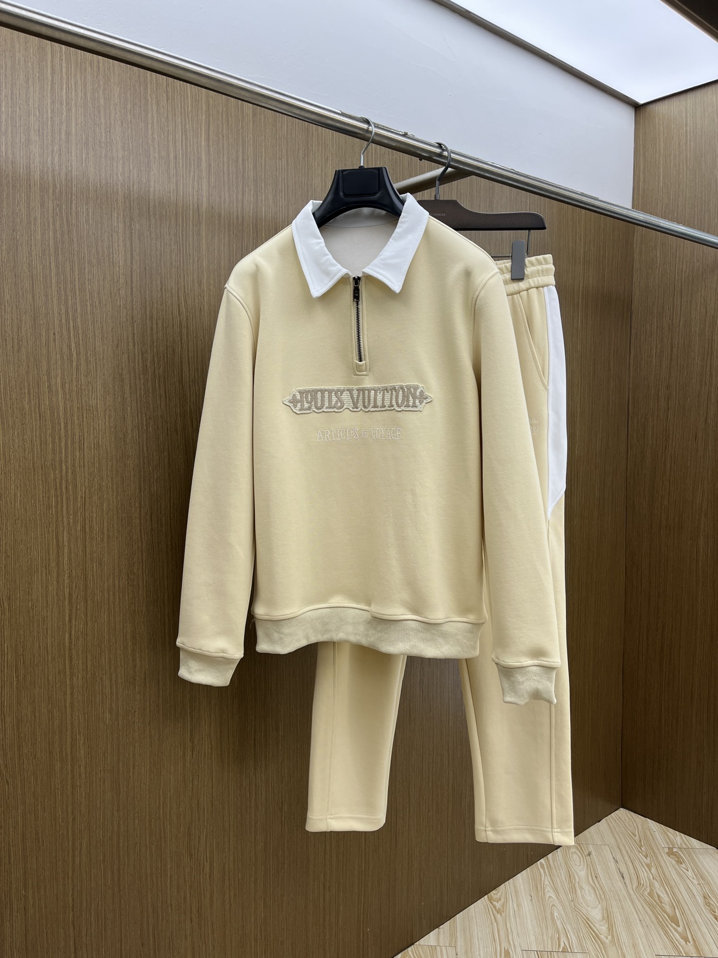 NO:600083,Autumn and winter/set LV GW latest dad casual style casual suit, the latest and top-notch classic heavy-duty embroidery letter arrangement classic pattern trend hooded casual cardigan suit, the top quality counter is on sale, top-notch production technology imported fabrics, counter style unique design, fls uses imported high-end custom-made imported silk thread with first-class feel!  !  !  Size M-3XL,,louis vuitton,hats,alexander wang19860909秋冬/套 LV GW最新款老爹休闲风休闲套装 最新最顶级经典重工刺绣字母排列经典图案潮流连帽休闲开衫套装,最顶级的品质专柜在售,顶级制作工艺进口面料,专柜款独特设计,fls采用进口高端订制进口丝线手感一流！！！ 尺码M-3XL,,louis vuitton,hats,alexander wang,Men's clothing