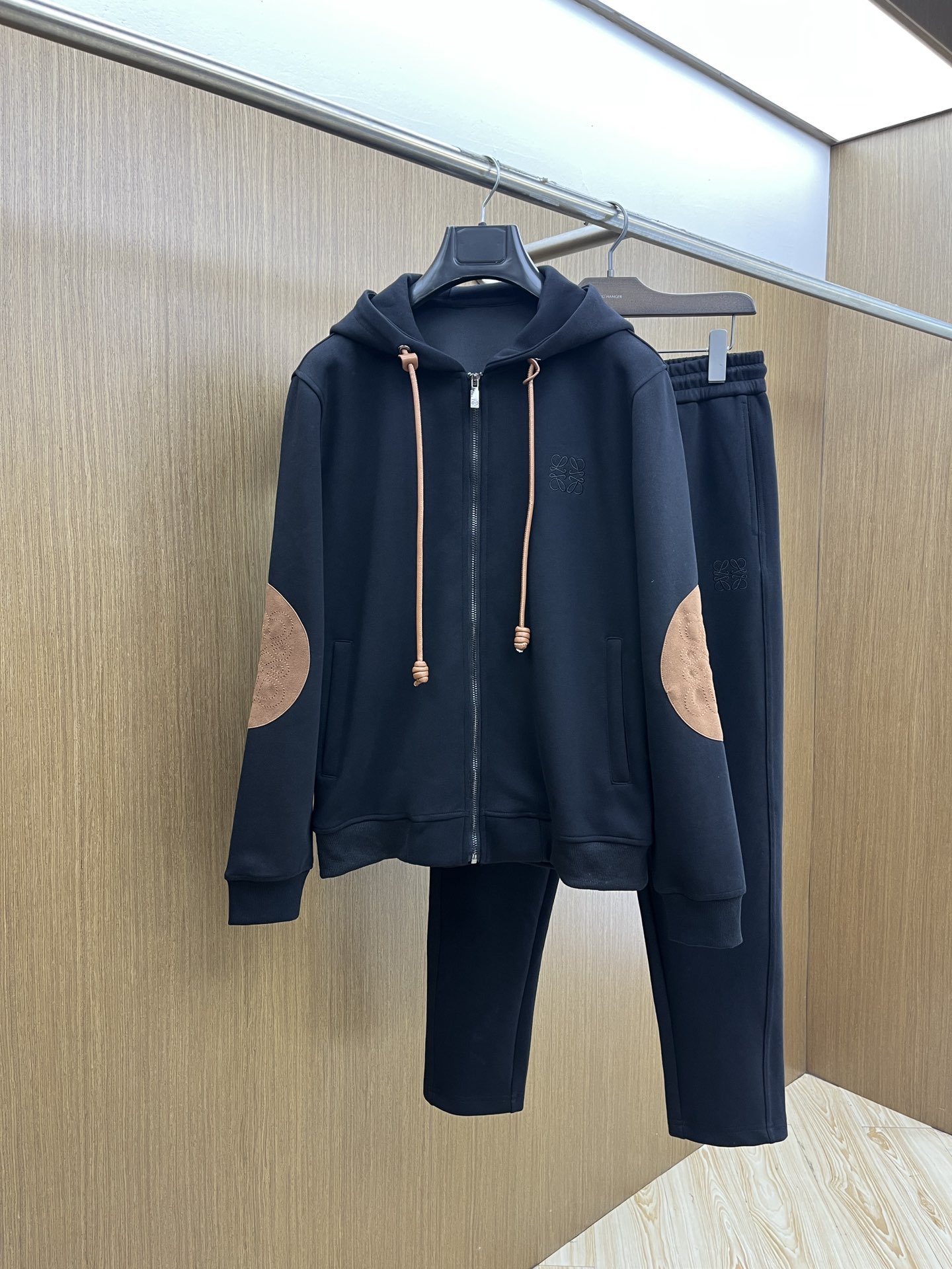 NO:600086,Autumn and winter/set LOE GW's latest dad casual style casual suit, the latest and top-notch classic heavy-duty embroidery letter arrangement, classic pattern trend hooded casual cardigan suit, the top quality counter is on sale, top-notch production technology imported fabrics, counter style unique design, fls uses imported high-end custom-made imported silk thread with first-class feel!  !  !  Size M-3XL,,loewe,hats,alexander wang19860909秋冬/套 LOE GW最新款老爹休闲风休闲套装 最新最顶级经典重工刺绣字母排列经典图案潮流连帽休闲开衫套装,最顶级的品质专柜在售,顶级制作工艺进口面料,专柜款独特设计,fls采用进口高端订制进口丝线手感一流！！！ 尺码M-3XL,,loewe,hats,alexander wang,Men's clothing