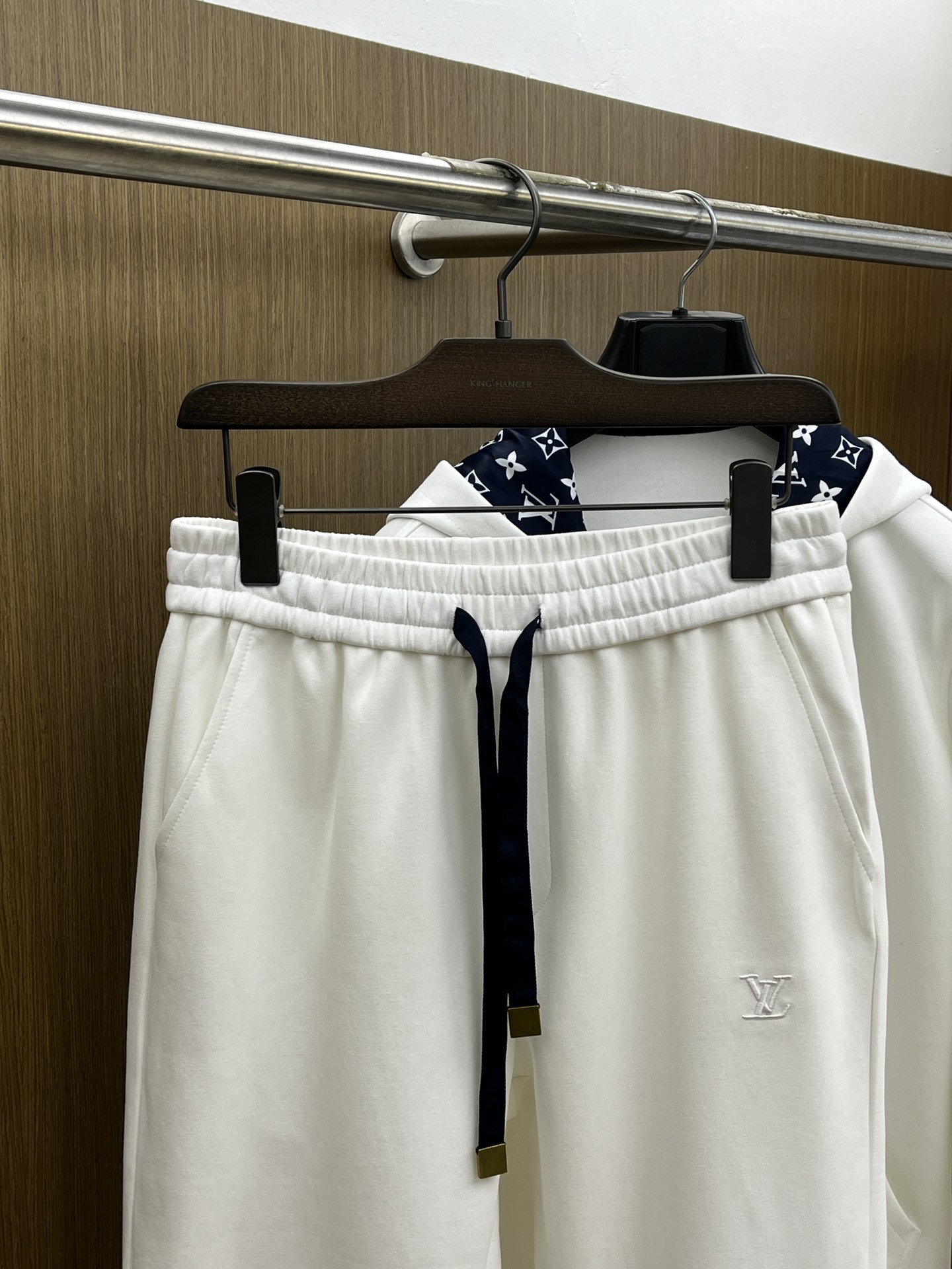 秋冬/套 LV 🔥GW最新款休闲风休闲套装 最新最顶级经典重工刺绣字母排列经典图案潮流连帽休闲开衫套装，