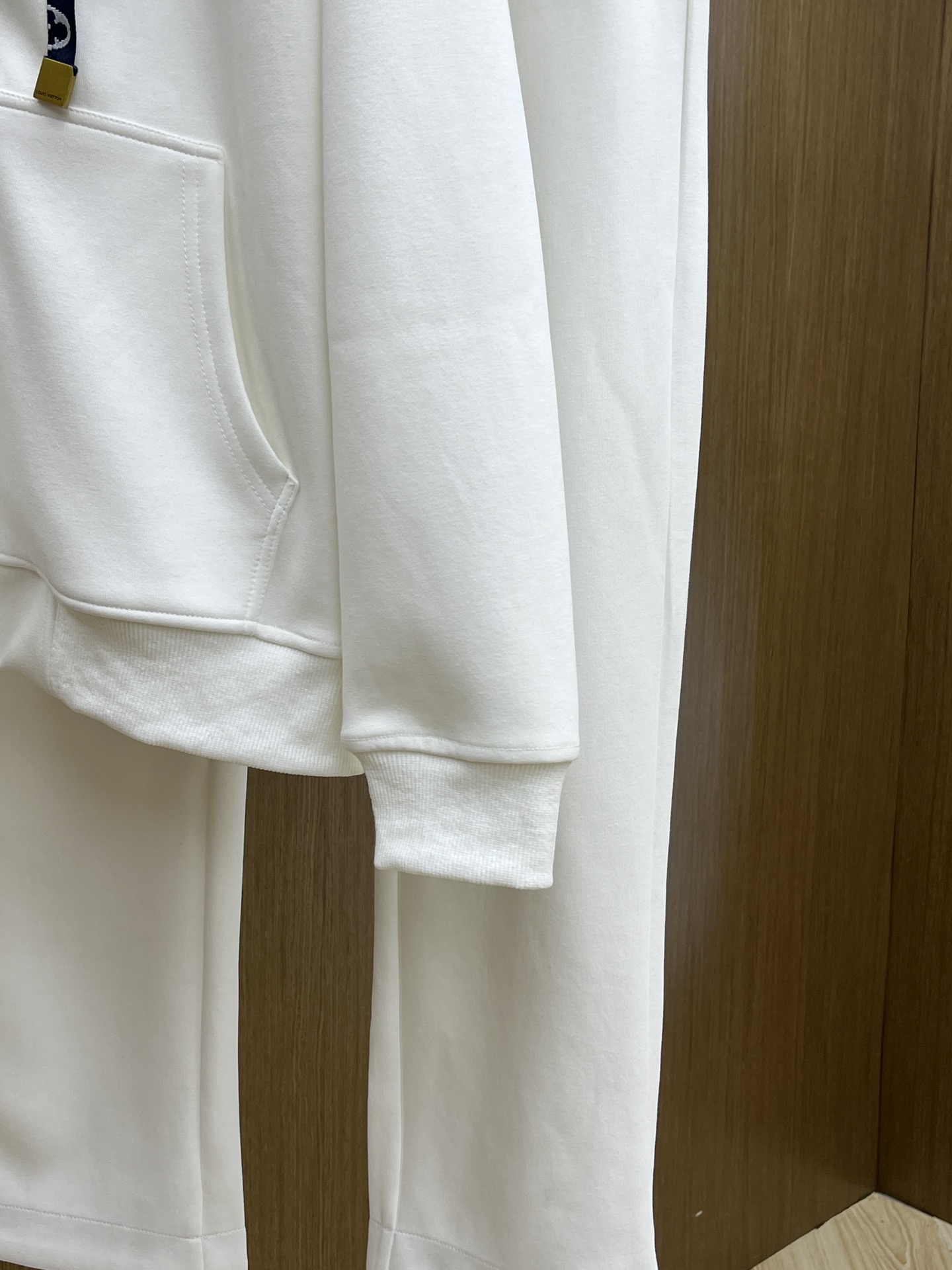 秋冬/套 LV 🔥GW最新款休闲风休闲套装 最新最顶级经典重工刺绣字母排列经典图案潮流连帽休闲开衫套装，