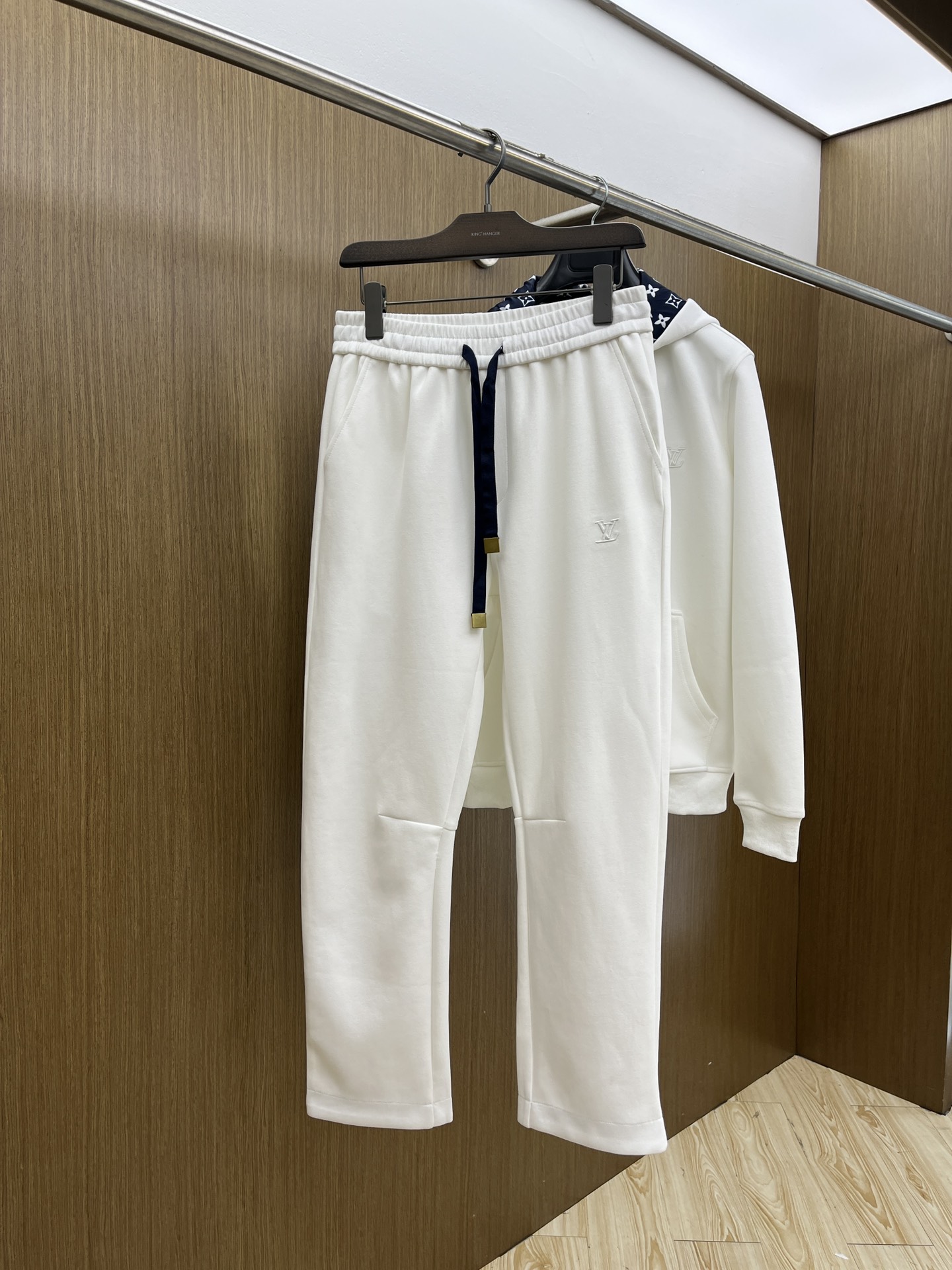 秋冬/套 LV 🔥GW最新款休闲风休闲套装 最新最顶级经典重工刺绣字母排列经典图案潮流连帽休闲开衫套装，