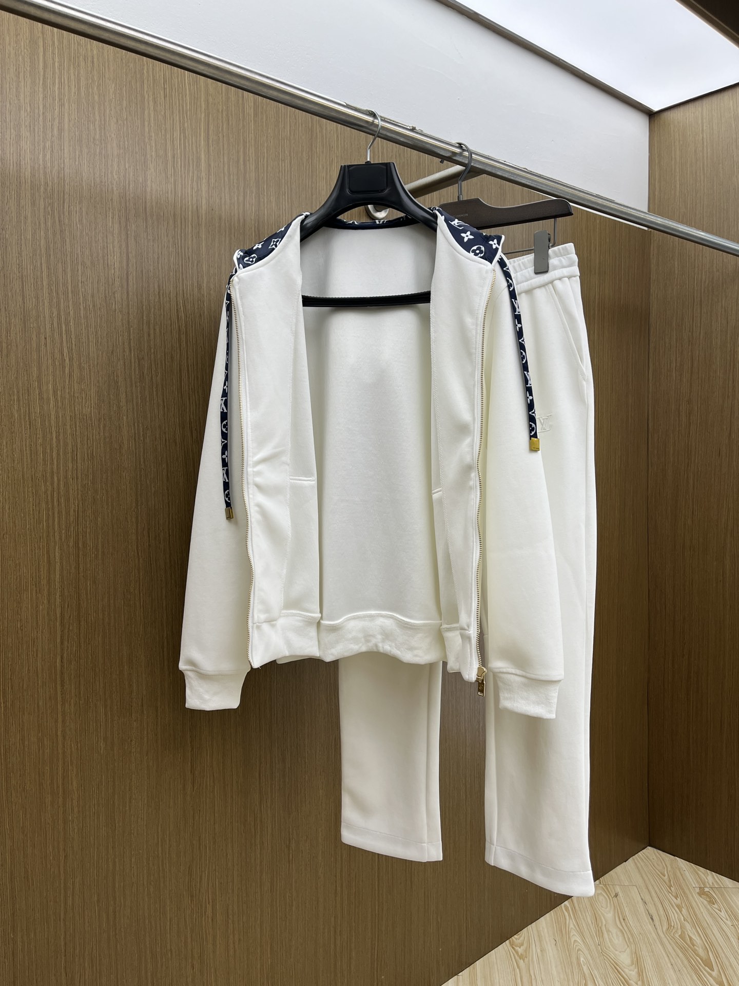 秋冬/套 LV 🔥GW最新款休闲风休闲套装 最新最顶级经典重工刺绣字母排列经典图案潮流连帽休闲开衫套装，