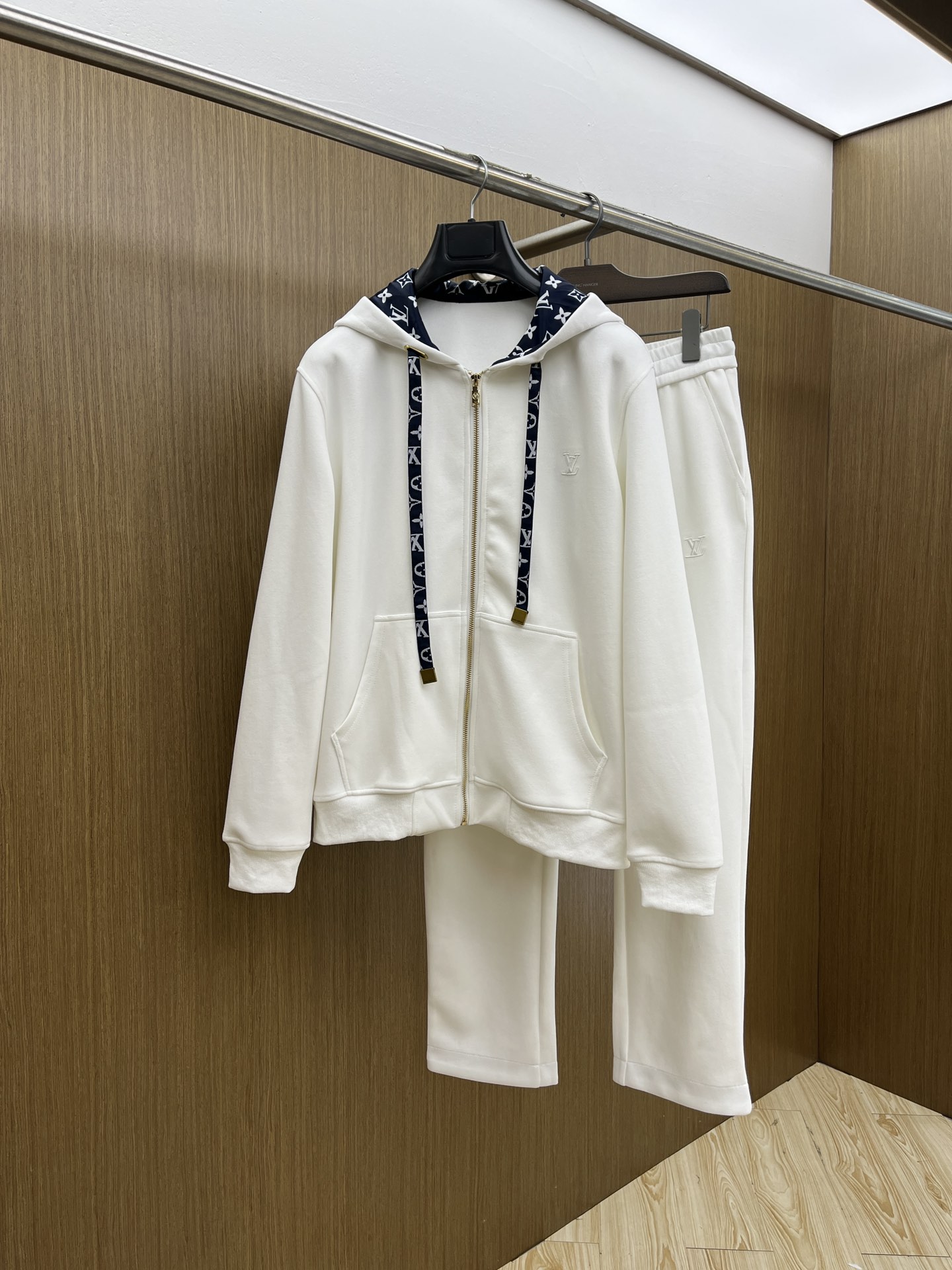 秋冬/套 LV 🔥GW最新款休闲风休闲套装 最新最顶级经典重工刺绣字母排列经典图案潮流连帽休闲开衫套装，