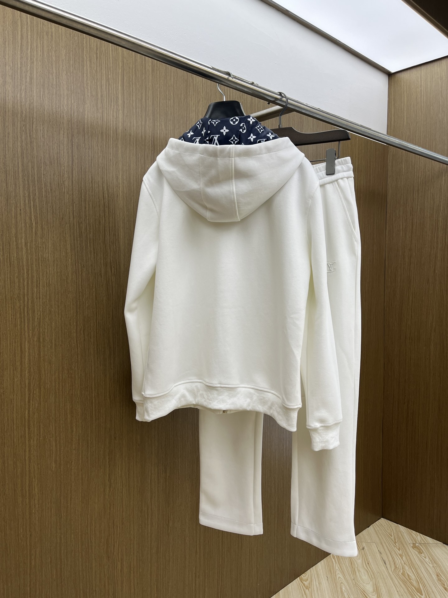 秋冬/套 LV 🔥GW最新款休闲风休闲套装 最新最顶级经典重工刺绣字母排列经典图案潮流连帽休闲开衫套装，