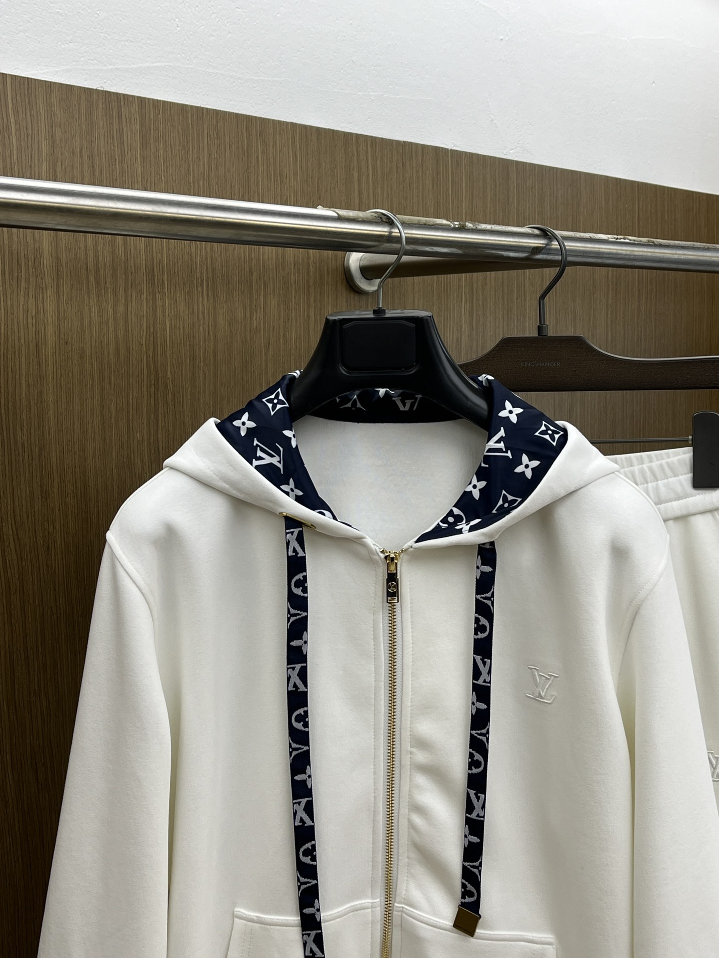 秋冬/套 LV 🔥GW最新款休闲风休闲套装 最新最顶级经典重工刺绣字母排列经典图案潮流连帽休闲开衫套装，