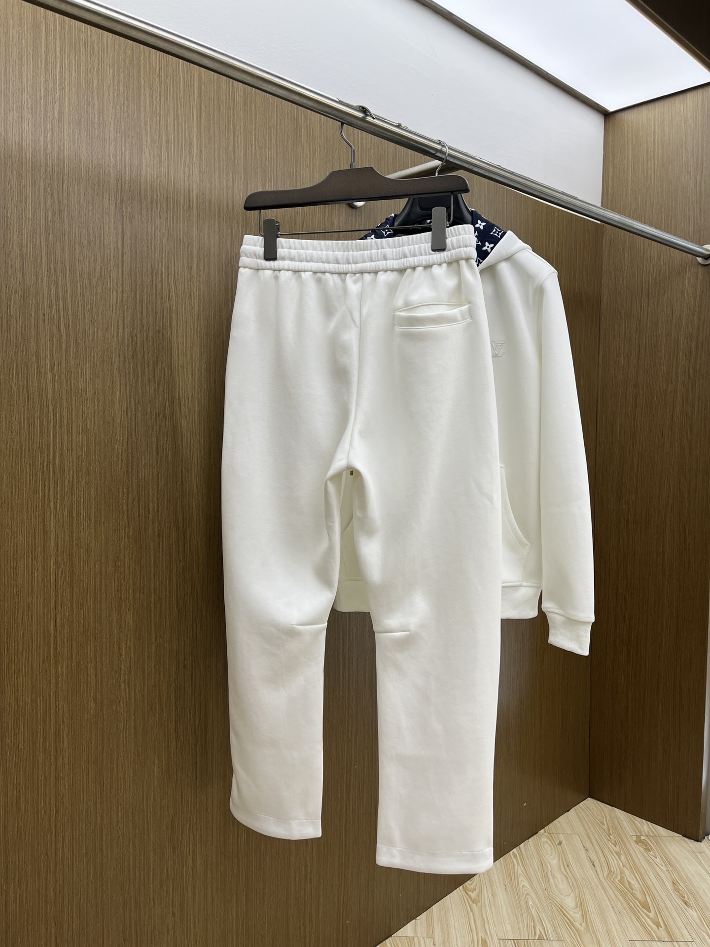 秋冬/套 LV 🔥GW最新款休闲风休闲套装 最新最顶级经典重工刺绣字母排列经典图案潮流连帽休闲开衫套装，