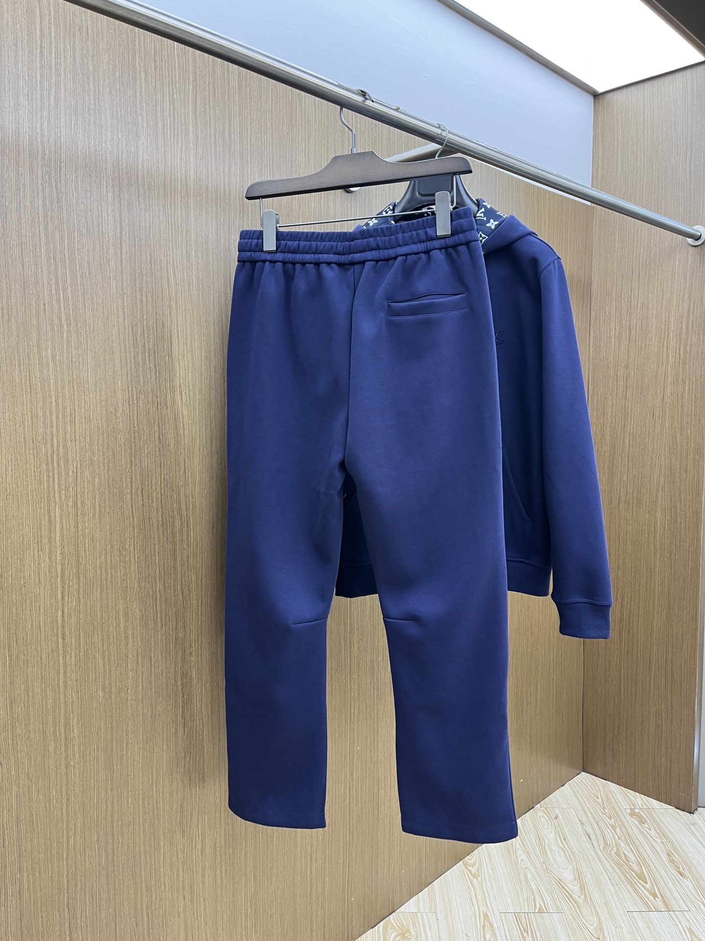 秋冬/套 LV 🔥GW最新款休闲风休闲套装 最新最顶级经典重工刺绣字母排列经典图案潮流连帽休闲开衫套装，